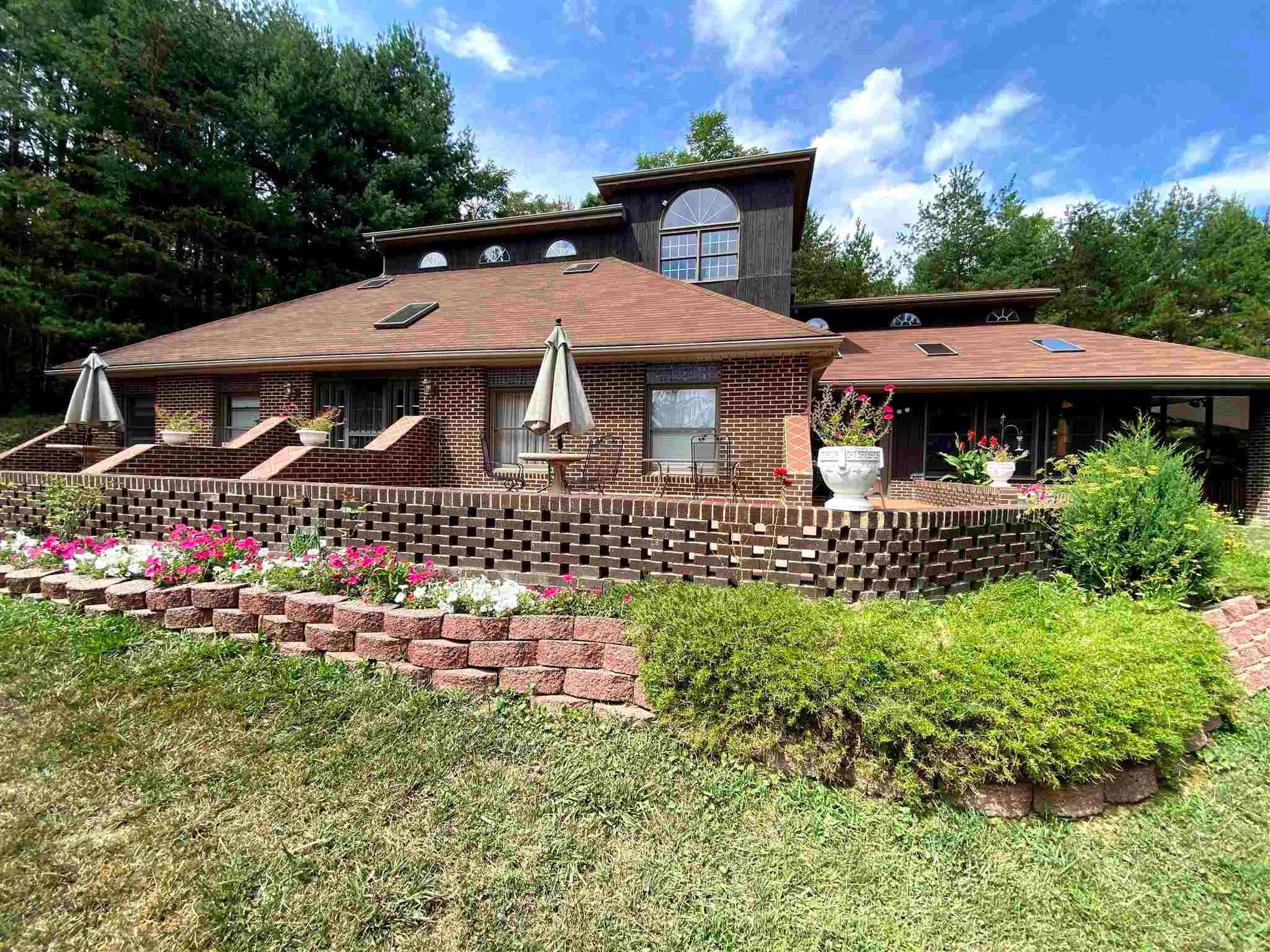 Single Family Homes 为 销售 在 9204 RAWLEY PIKE Hinton, 弗吉尼亚州 22831 美国