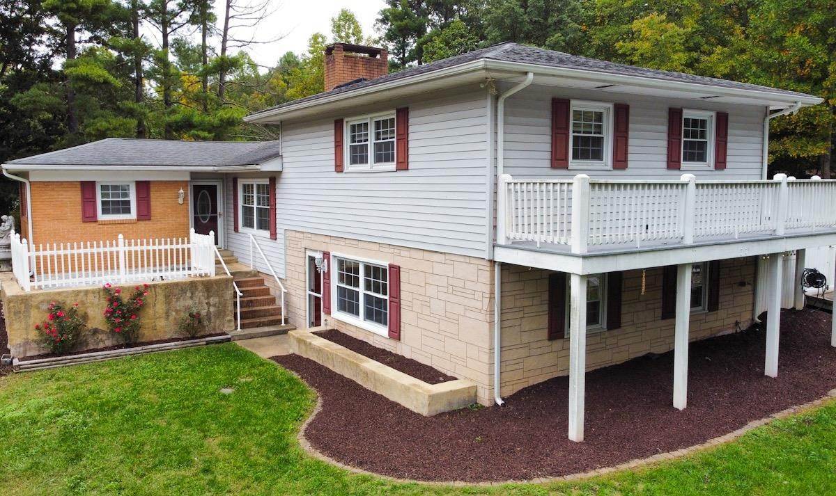 Single Family Homes 为 销售 在 2263 EAST SIDE HWY Crimora, 弗吉尼亚州 24431 美国