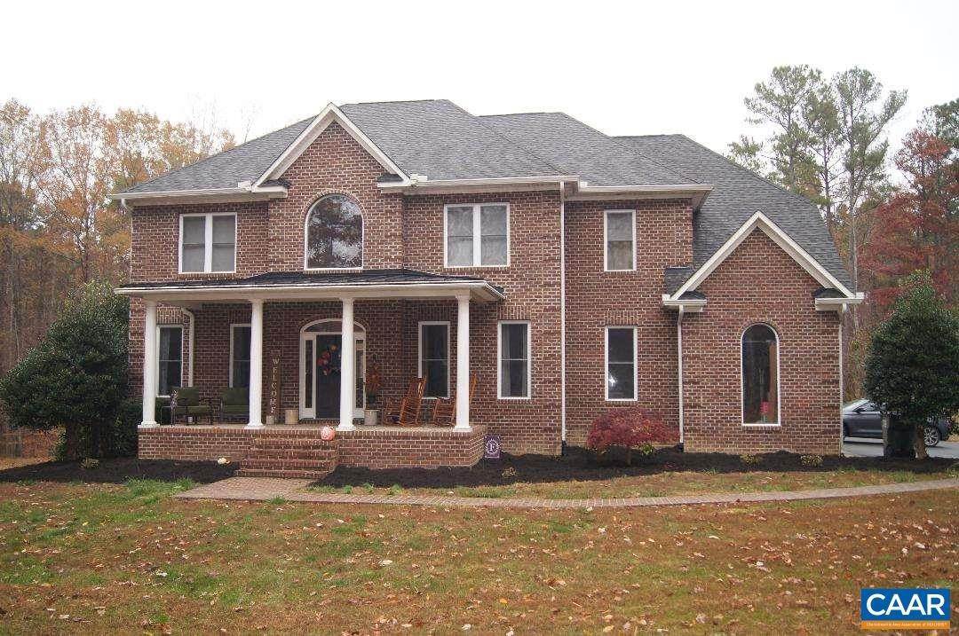 Single Family Homes 为 销售 在 100 PINE CREST Drive Troy, 弗吉尼亚州 22974 美国