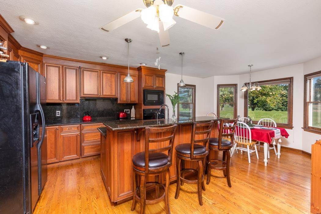 4. Single Family Homes for Sale at 71 PORTERFIELD Lane Waynesboro, Virginia 22980 United States