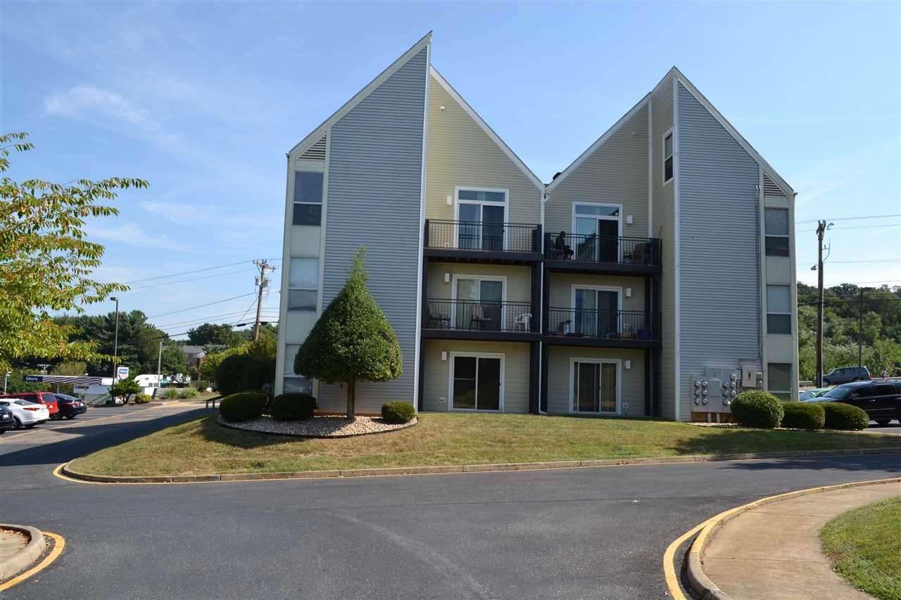 4. Condominiums for Sale at 1372 HUNTERS RD #E Harrisonburg, Virginia 22801 United States