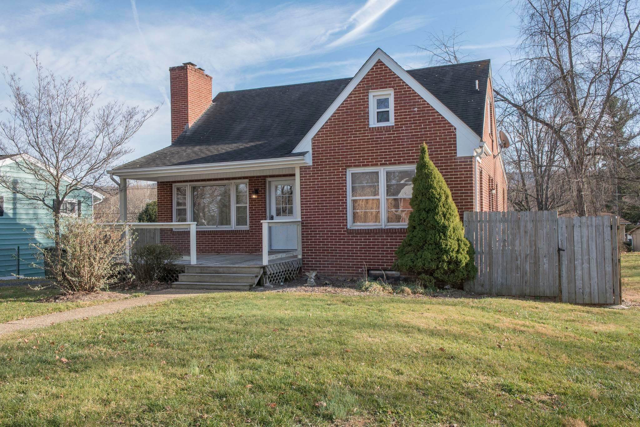 10. Single Family Homes for Sale at 210 LOWERY Lane Waynesboro, Virginia 22980 United States