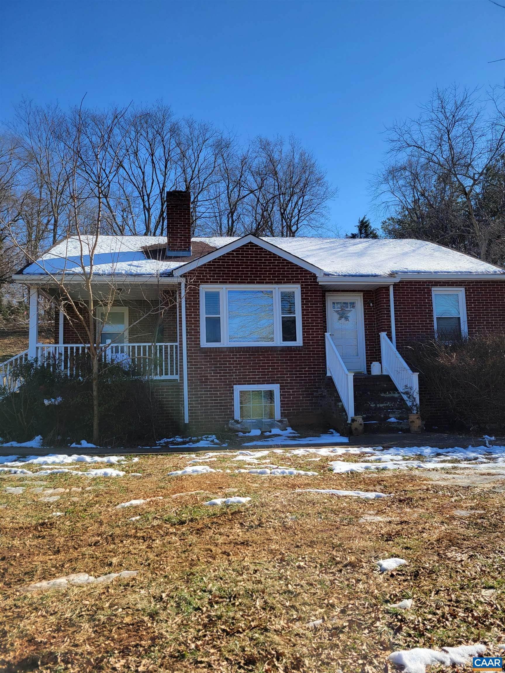 Single Family Homes 为 销售 在 5177 MONACAN TRAIL Road Covesville, 弗吉尼亚州 22931 美国