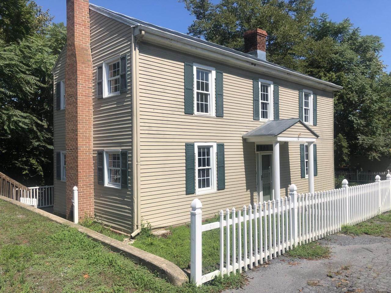 Single Family Homes pour l Vente à 727 MAIN Street Mount Crawford, Virginia 22841 États-Unis