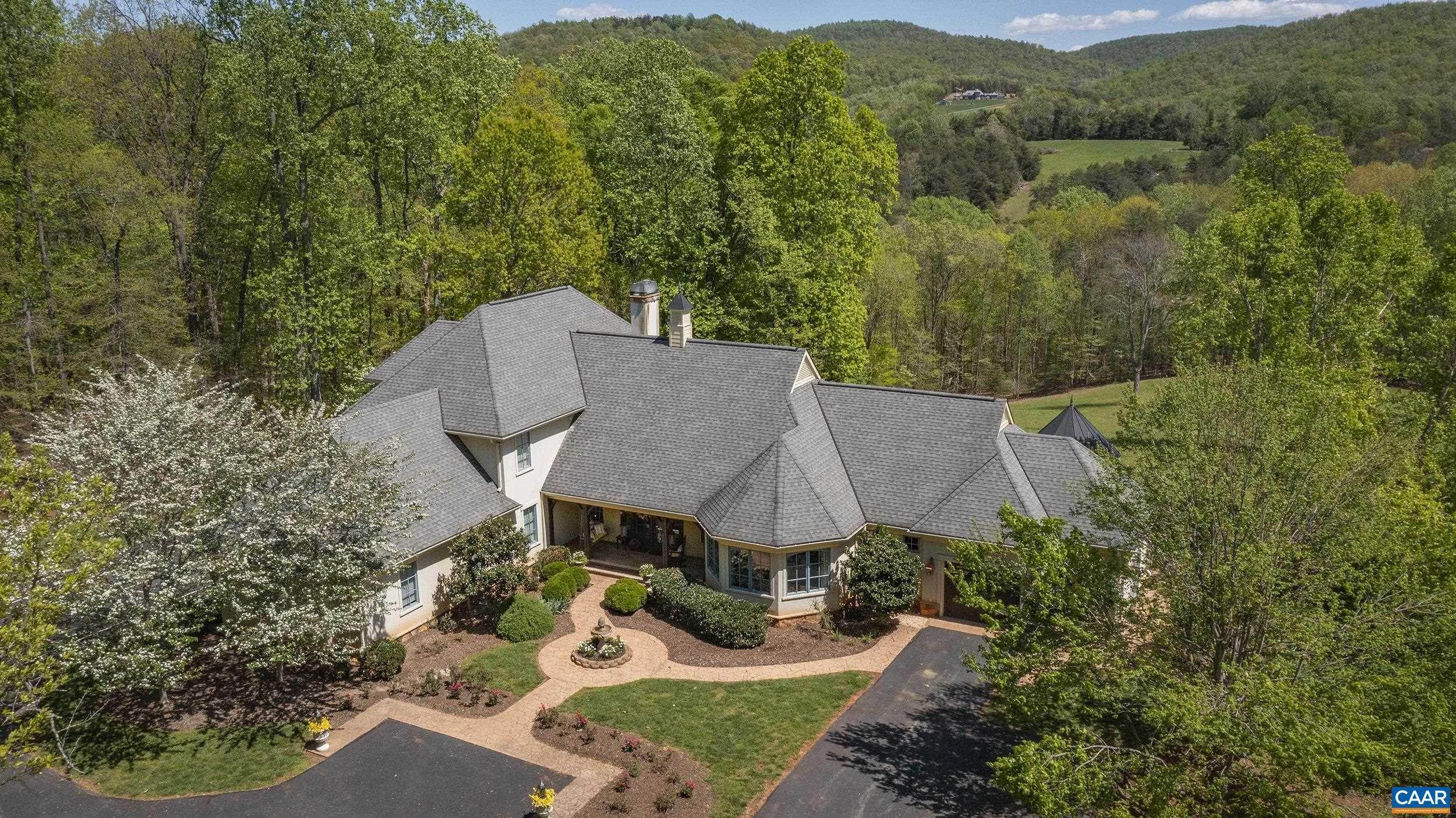 Single Family Homes 为 销售 在 3350 WOODCREEK Drive 夏洛茨维尔, 弗吉尼亚州 22911 美国