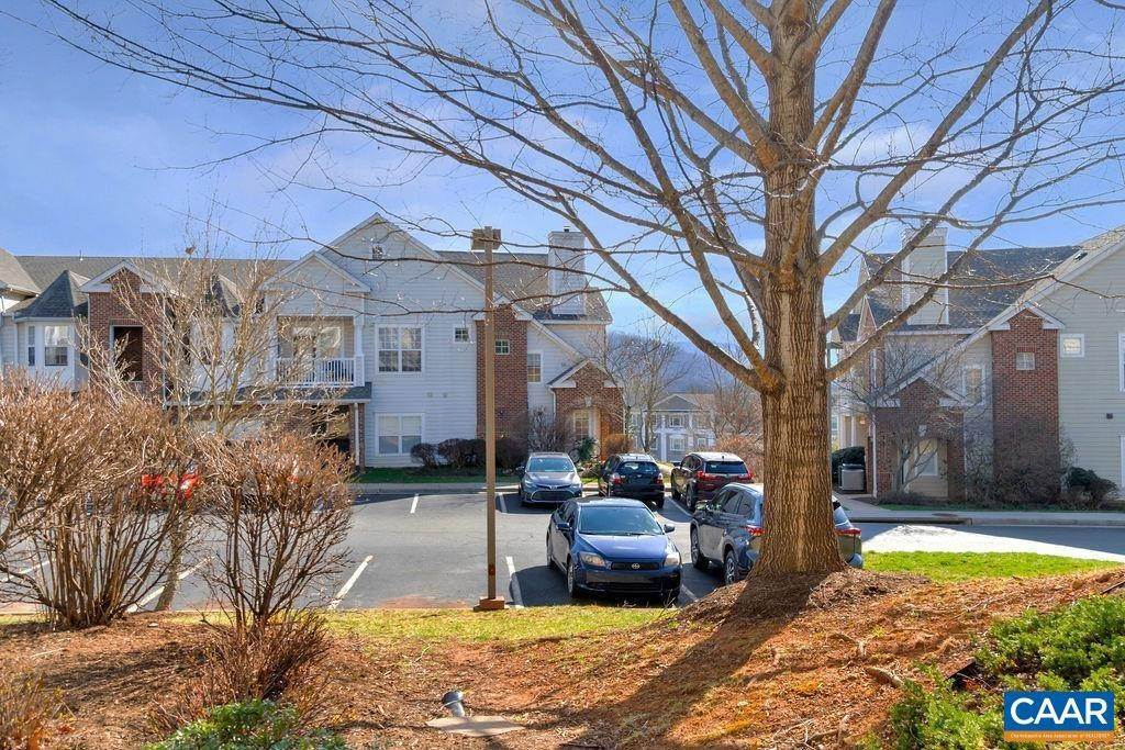3. Condominiums for Sale at 905 DORCHESTER PL #104 Charlottesville, Virginia 22911 United States