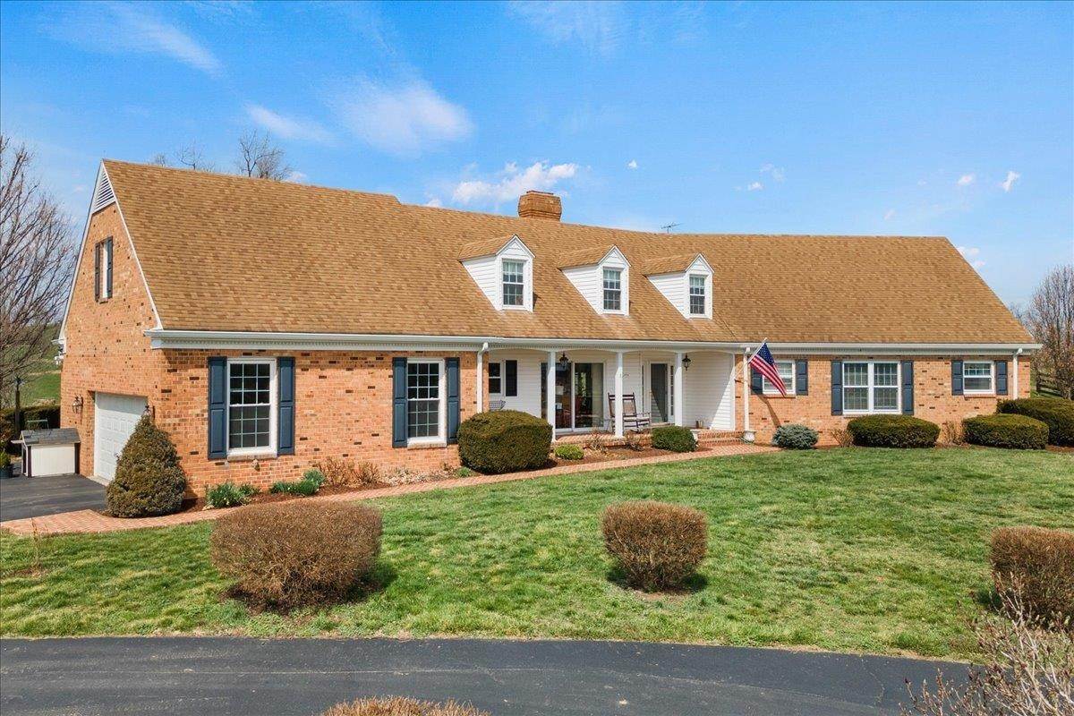 Single Family Homes 为 销售 在 1308 LONG MEADOW Road Fishersville, 弗吉尼亚州 22939 美国