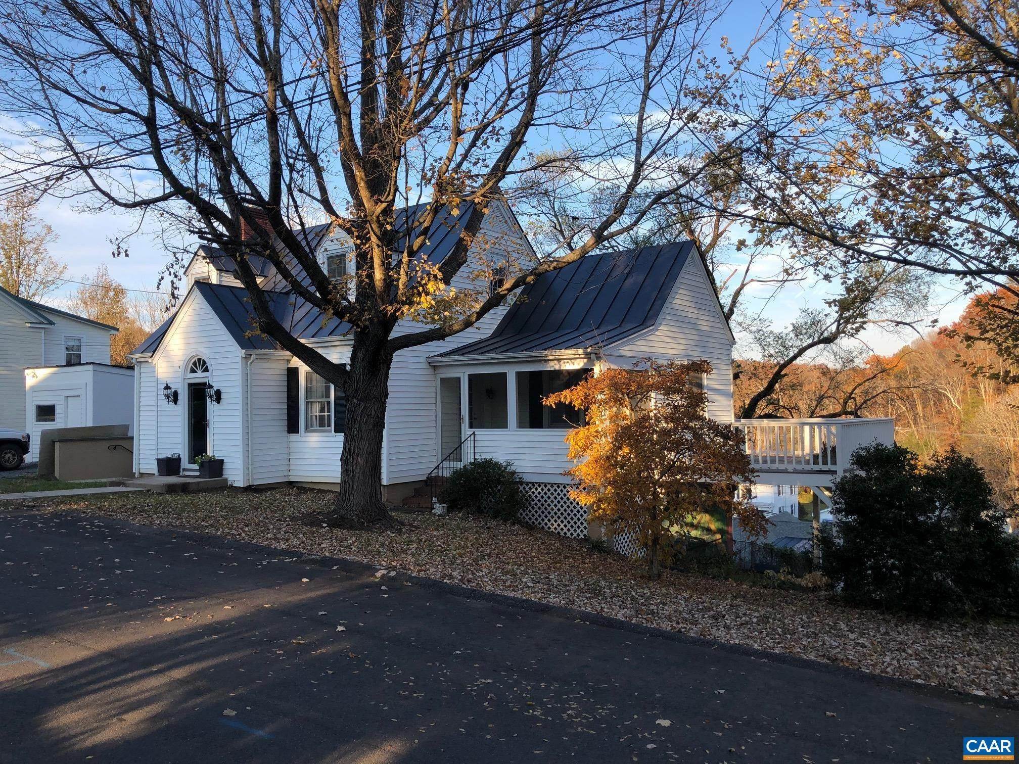 Single Family Homes 为 销售 在 655 HARRISON Street 斯科茨维尔, 弗吉尼亚州 24590 美国