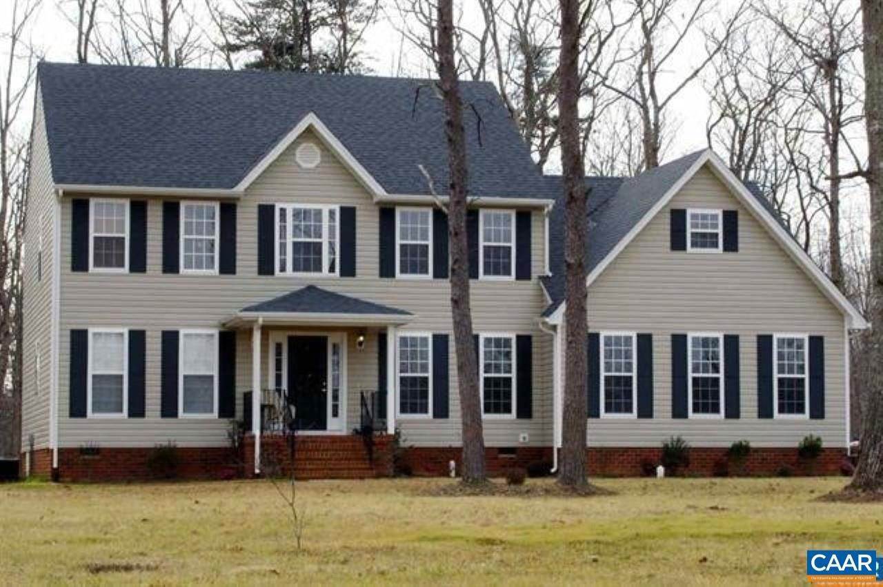 Single Family Homes pour l Vente à 215 PINE CREST Drive Troy, Virginia 22974 États-Unis