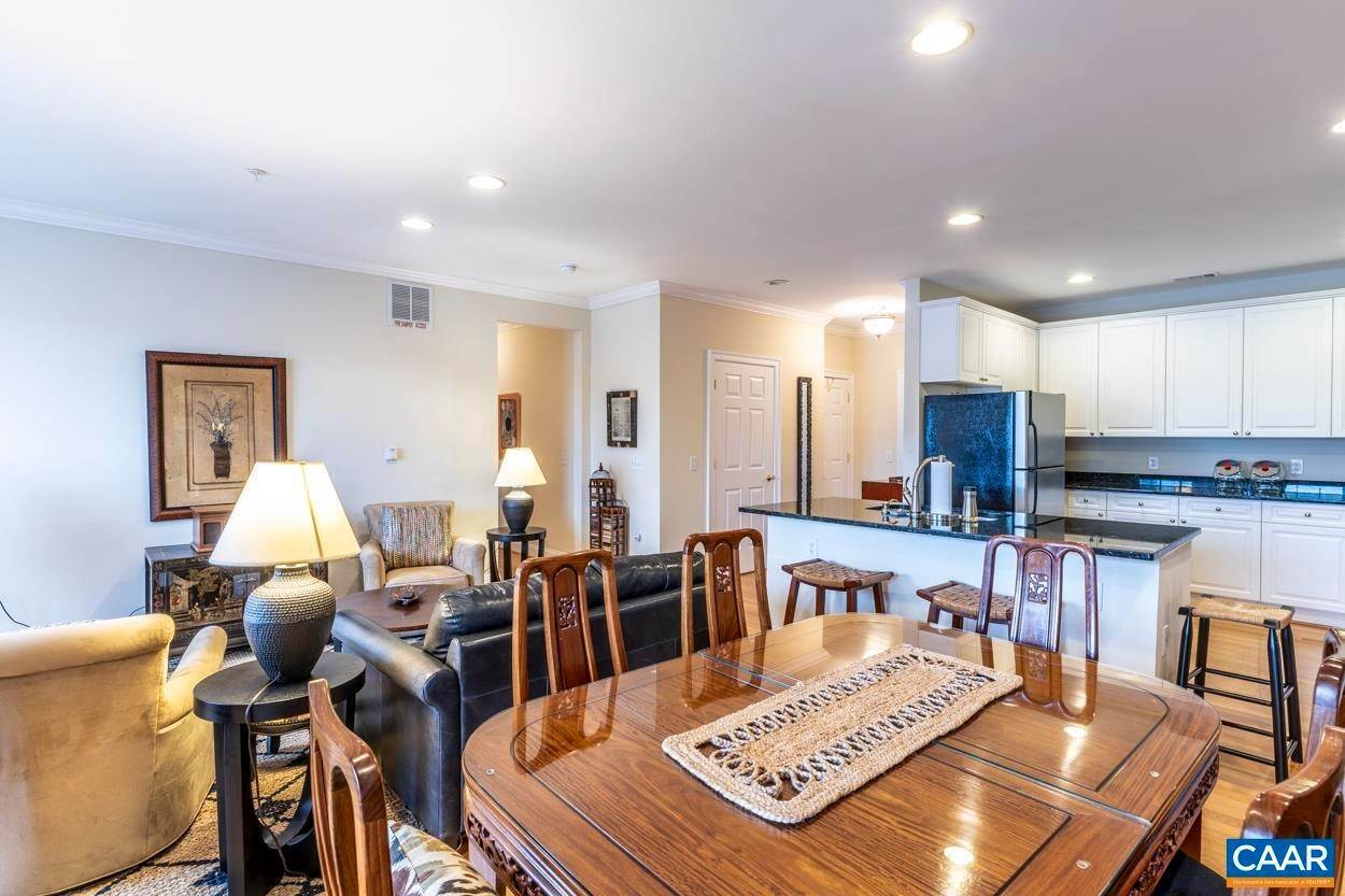 13. Condominiums for Sale at 1051 GLENWOOD STATION LN #104 Charlottesville, Virginia 22901 United States