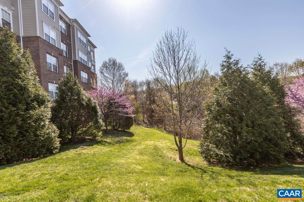 47. Condominiums for Sale at 1051 GLENWOOD STATION LN #104 Charlottesville, Virginia 22901 United States