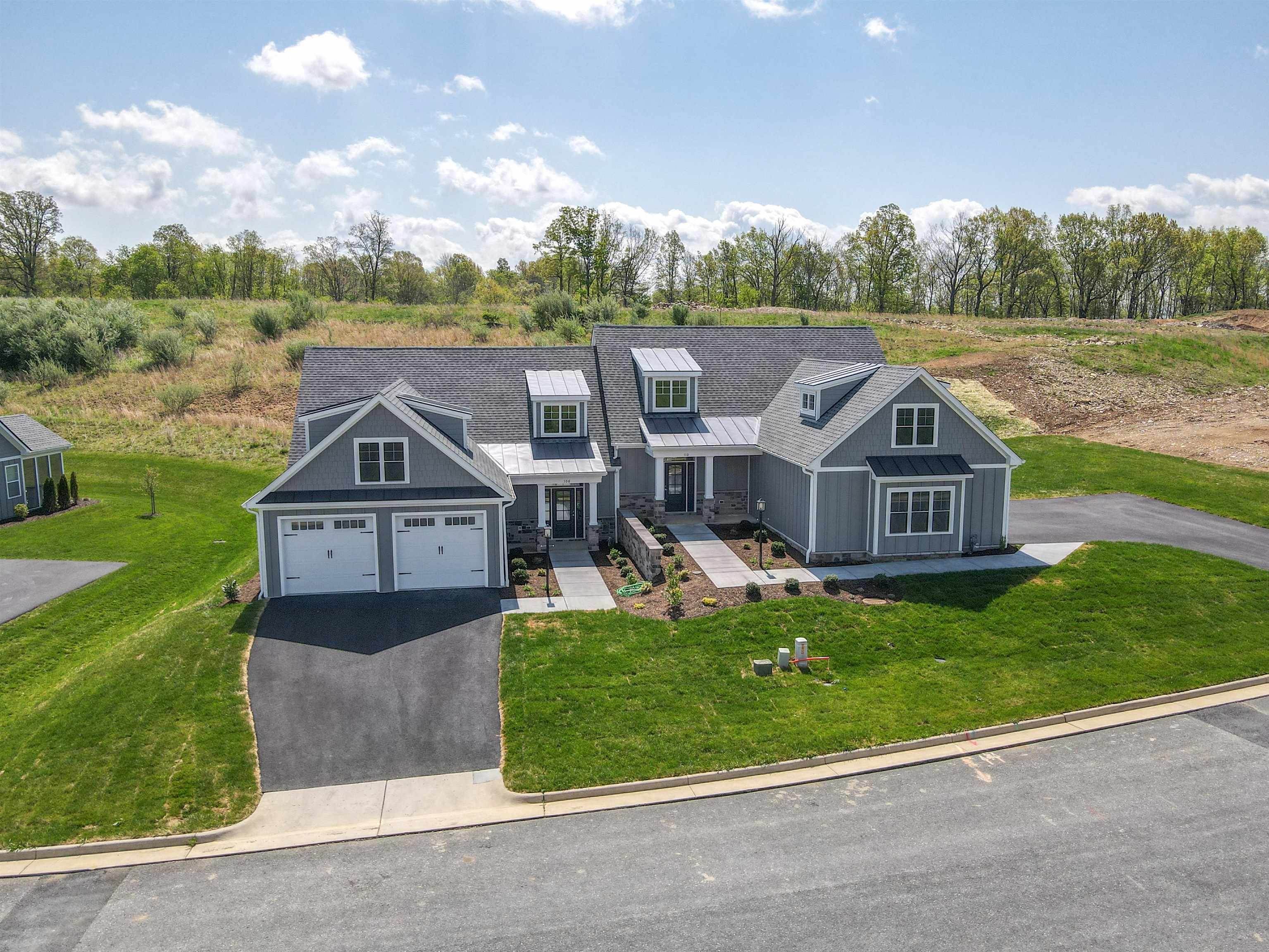 Single Family Homes 为 销售 在 106 OLD OAKS Drive Fishersville, 弗吉尼亚州 22939 美国