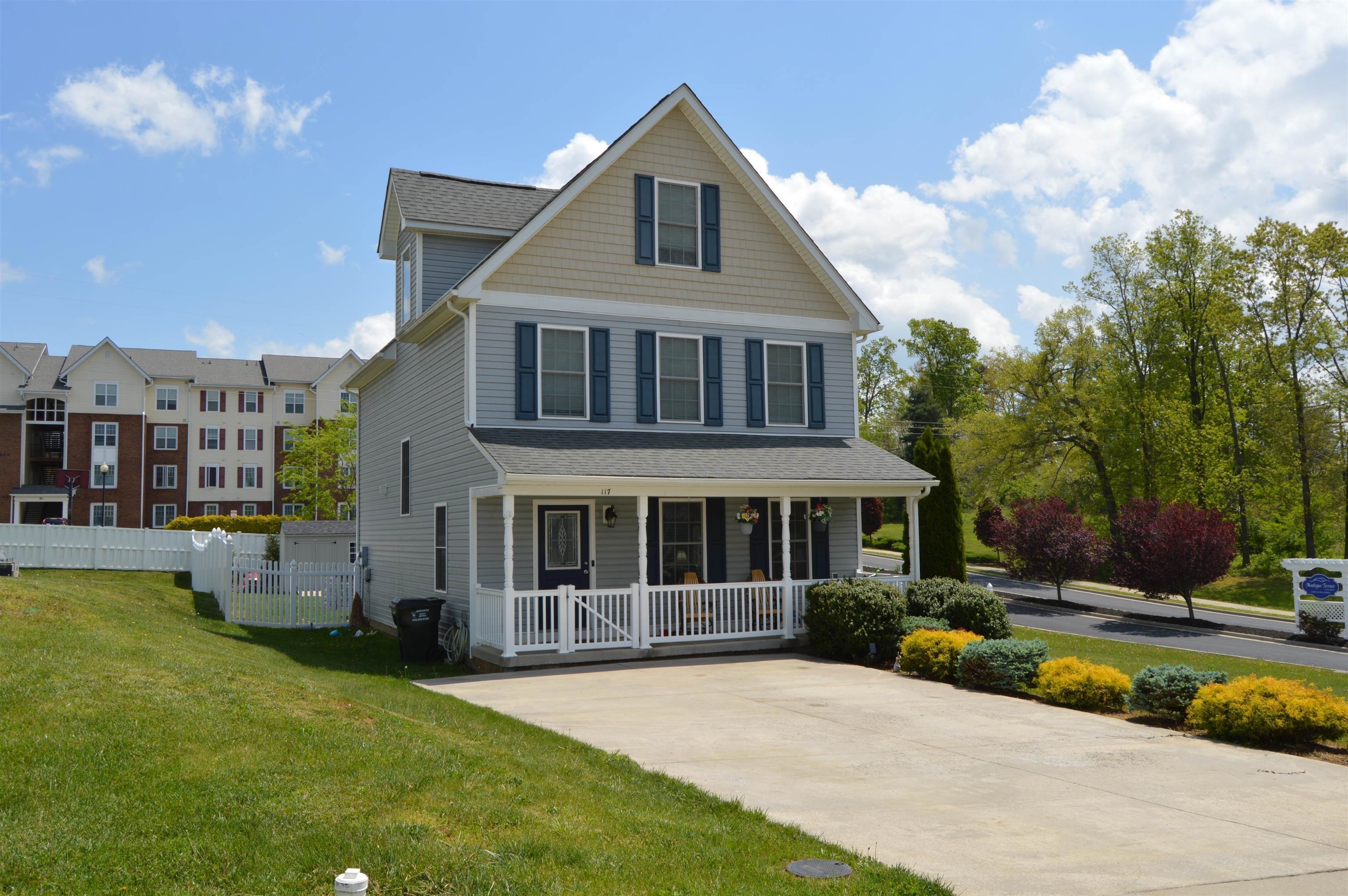 Single Family Homes 为 销售 在 117 LOFTY Circle Stuarts Draft, 弗吉尼亚州 24477 美国