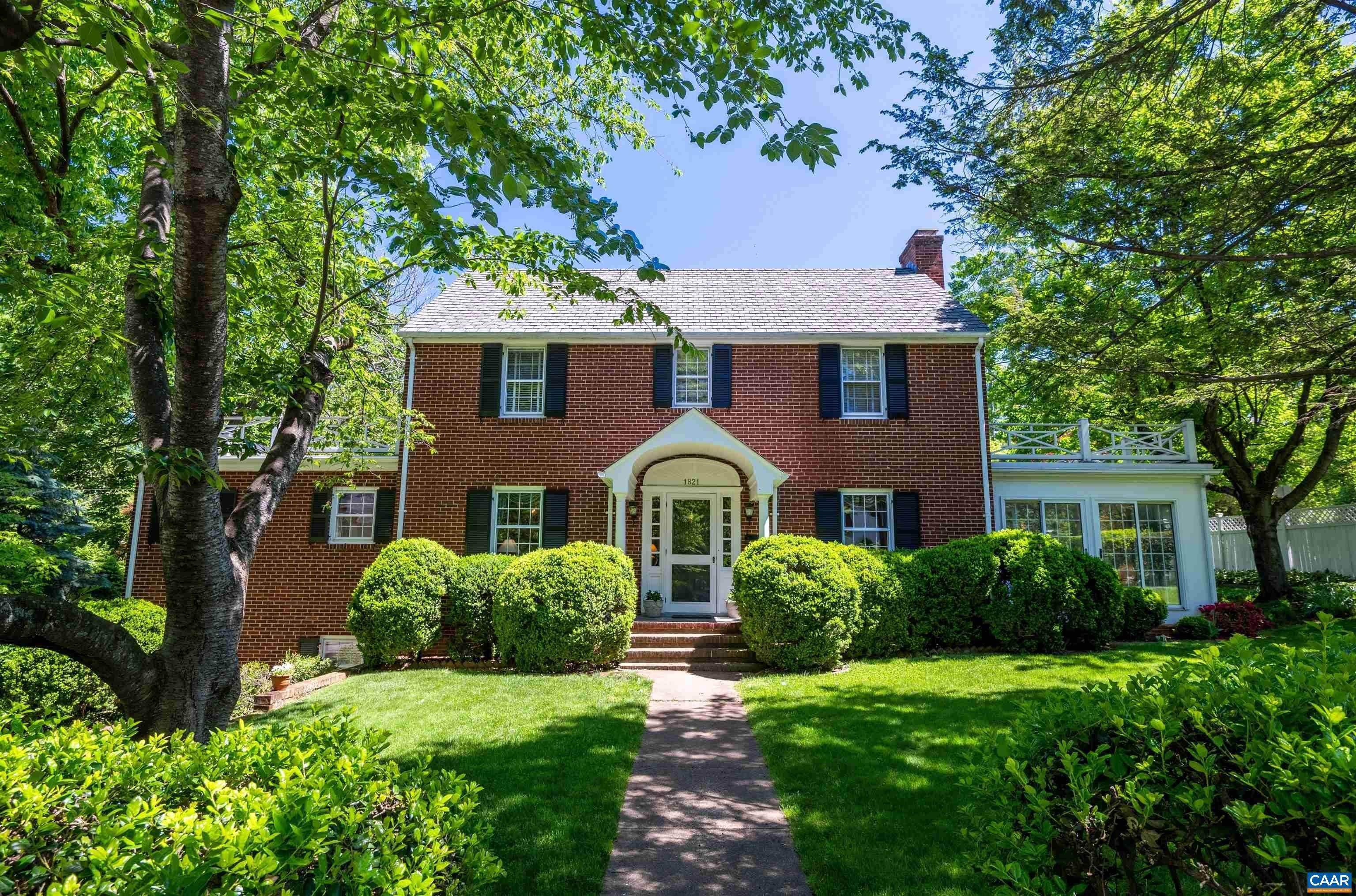 Single Family Homes 为 销售 在 1821 EDGEWOOD Lane 夏洛茨维尔, 弗吉尼亚州 22903 美国