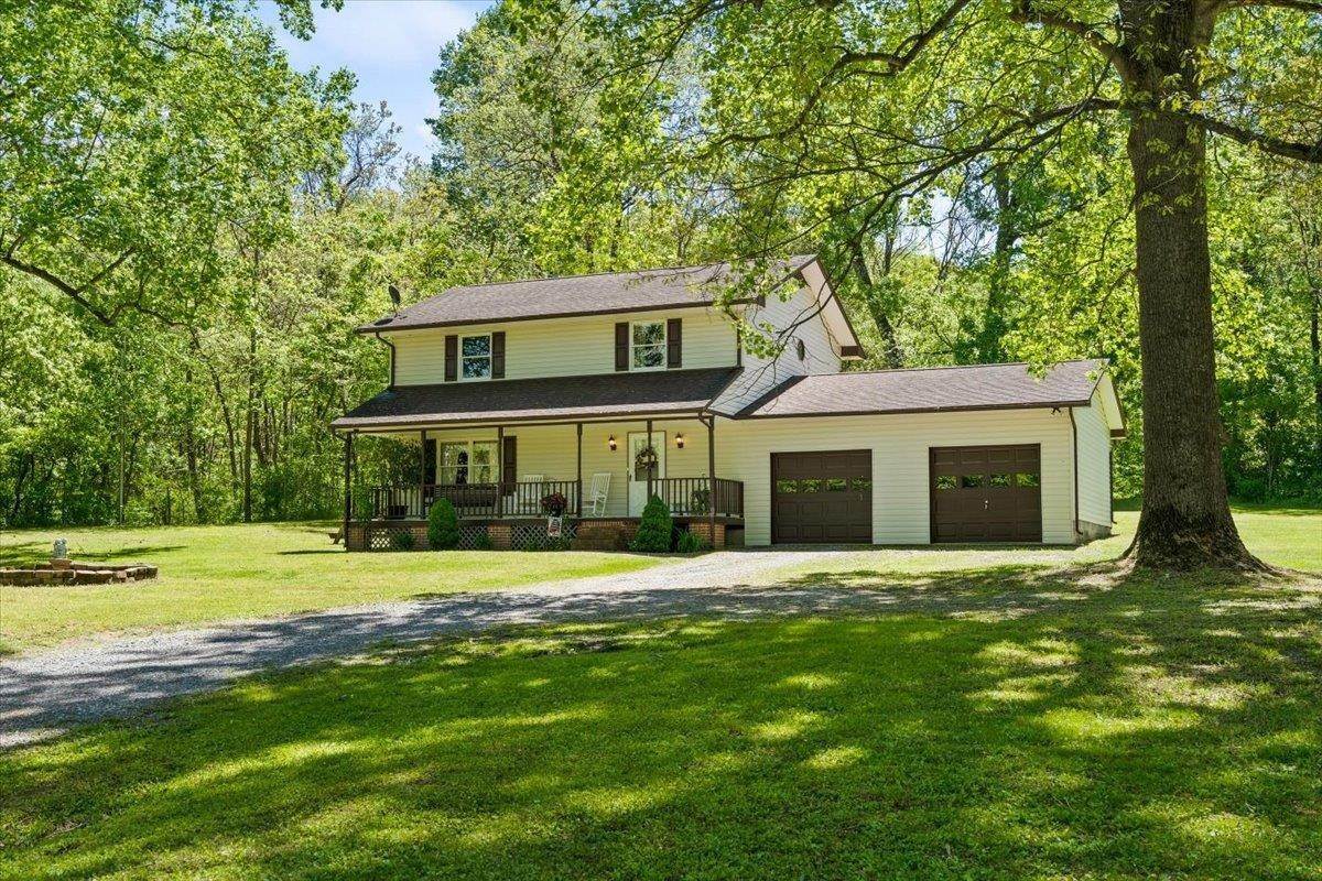Single Family Homes 为 销售 在 4809 GROVE HILL RIVER Road Shenandoah, 弗吉尼亚州 22849 美国