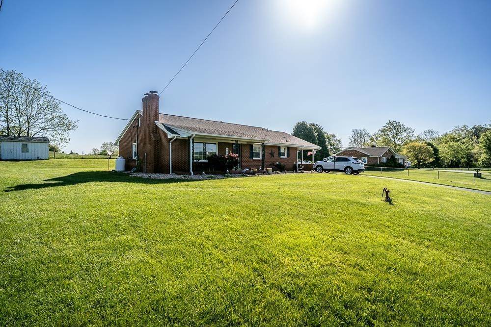 Single Family Homes 为 销售 在 25 CHAPEL Road Churchville, 弗吉尼亚州 24421 美国