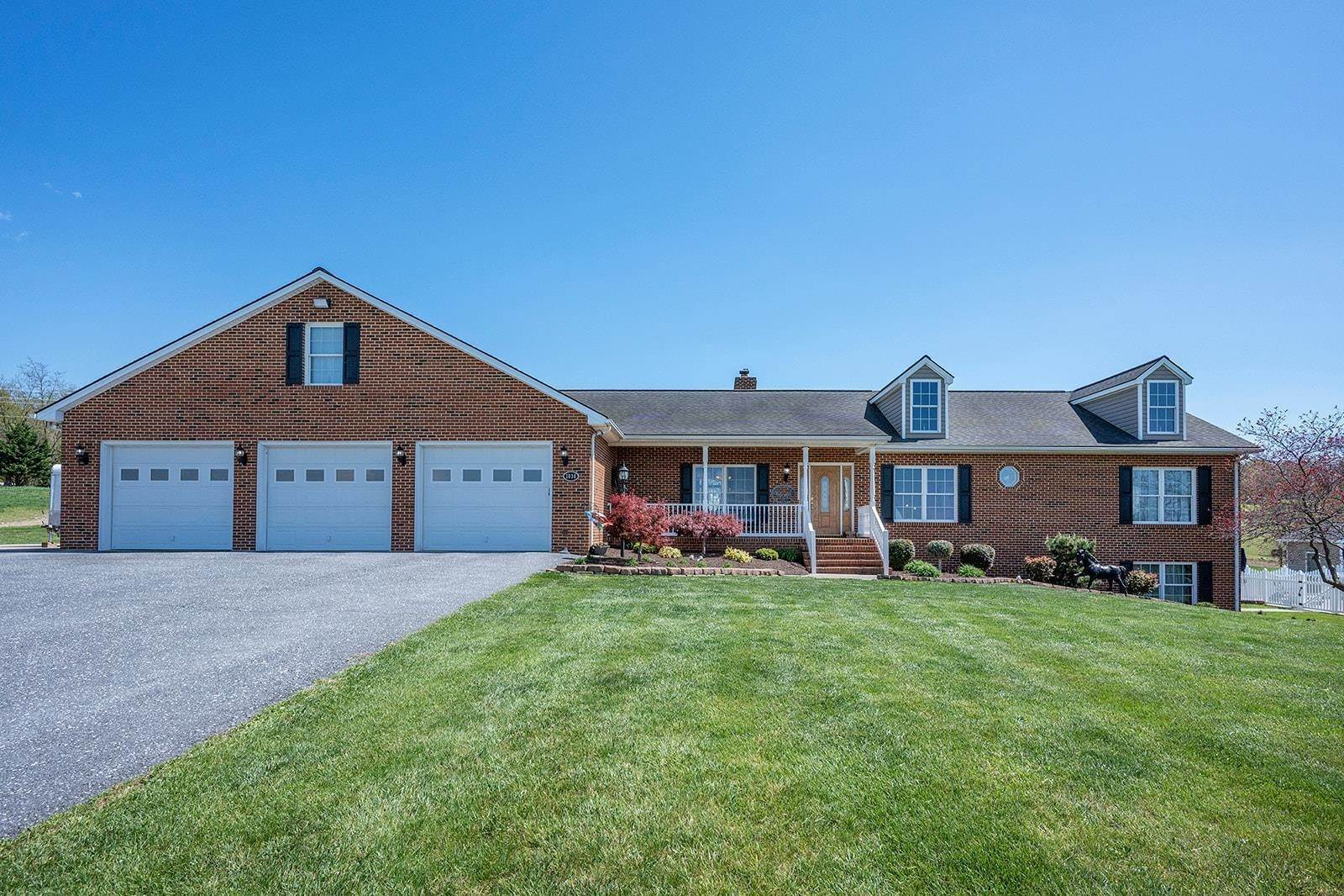 Single Family Homes 为 销售 在 1036 FELLOWSHIP Road Harrisonburg, 弗吉尼亚州 22802 美国