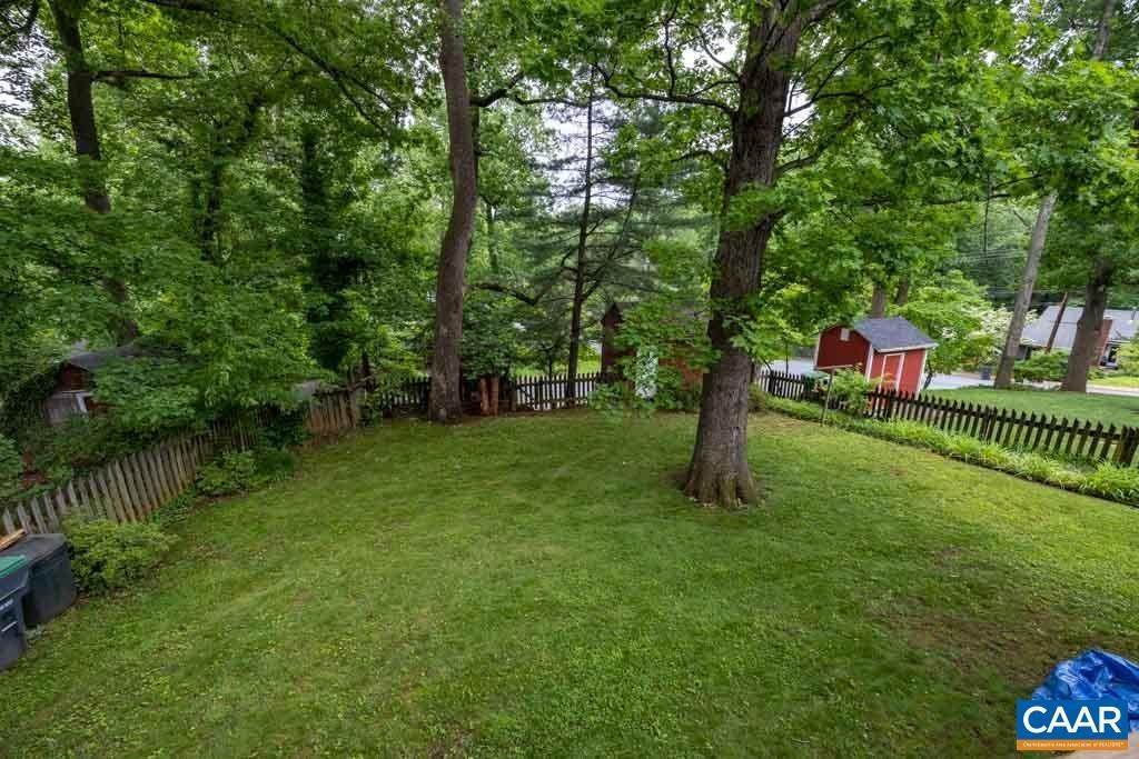 24. Single Family Homes for Sale at 1002 COTTONWOOD Road Charlottesville, Virginia 22901 United States