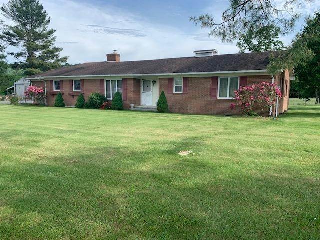 Single Family Homes pour l Vente à 8338 HIGHLAND TPKE McDowell, Virginia 24458 États-Unis