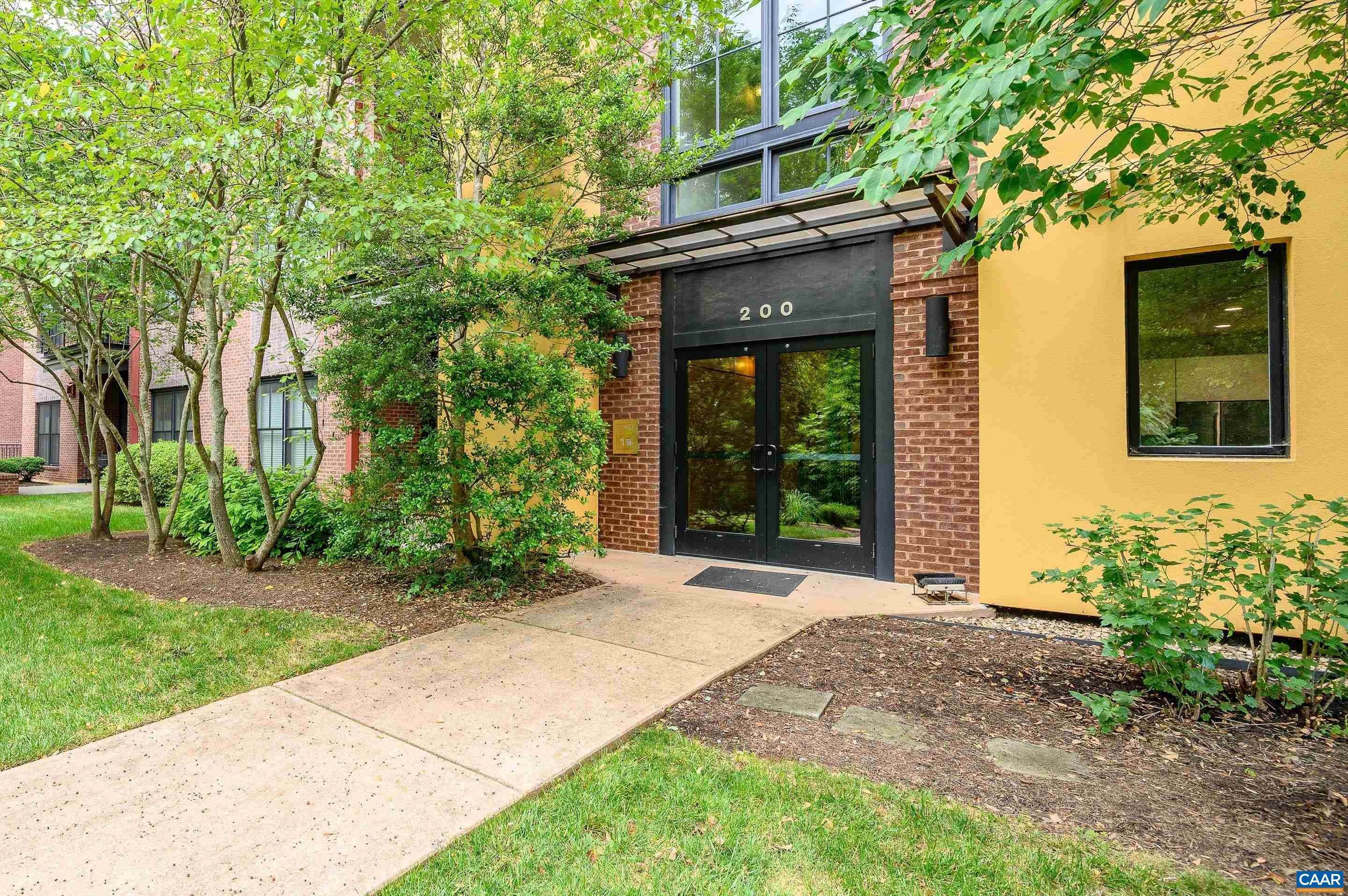 Condominiums for Sale at 200 DOUGLAS AVE #2D Charlottesville, Virginia 22902 United States
