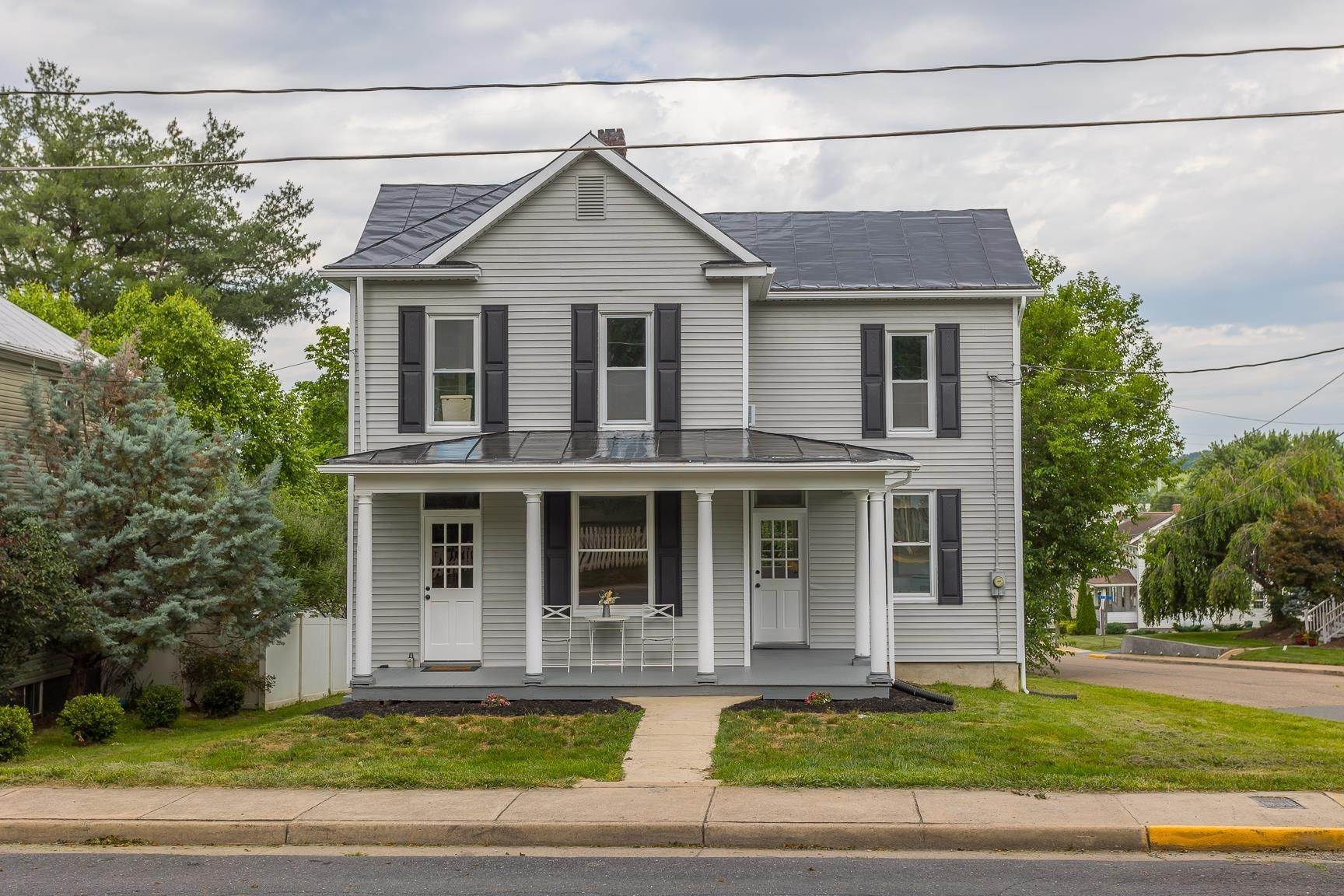 Single Family Homes 为 销售 在 210 EASTVIEW Street Dayton, 弗吉尼亚州 22821 美国