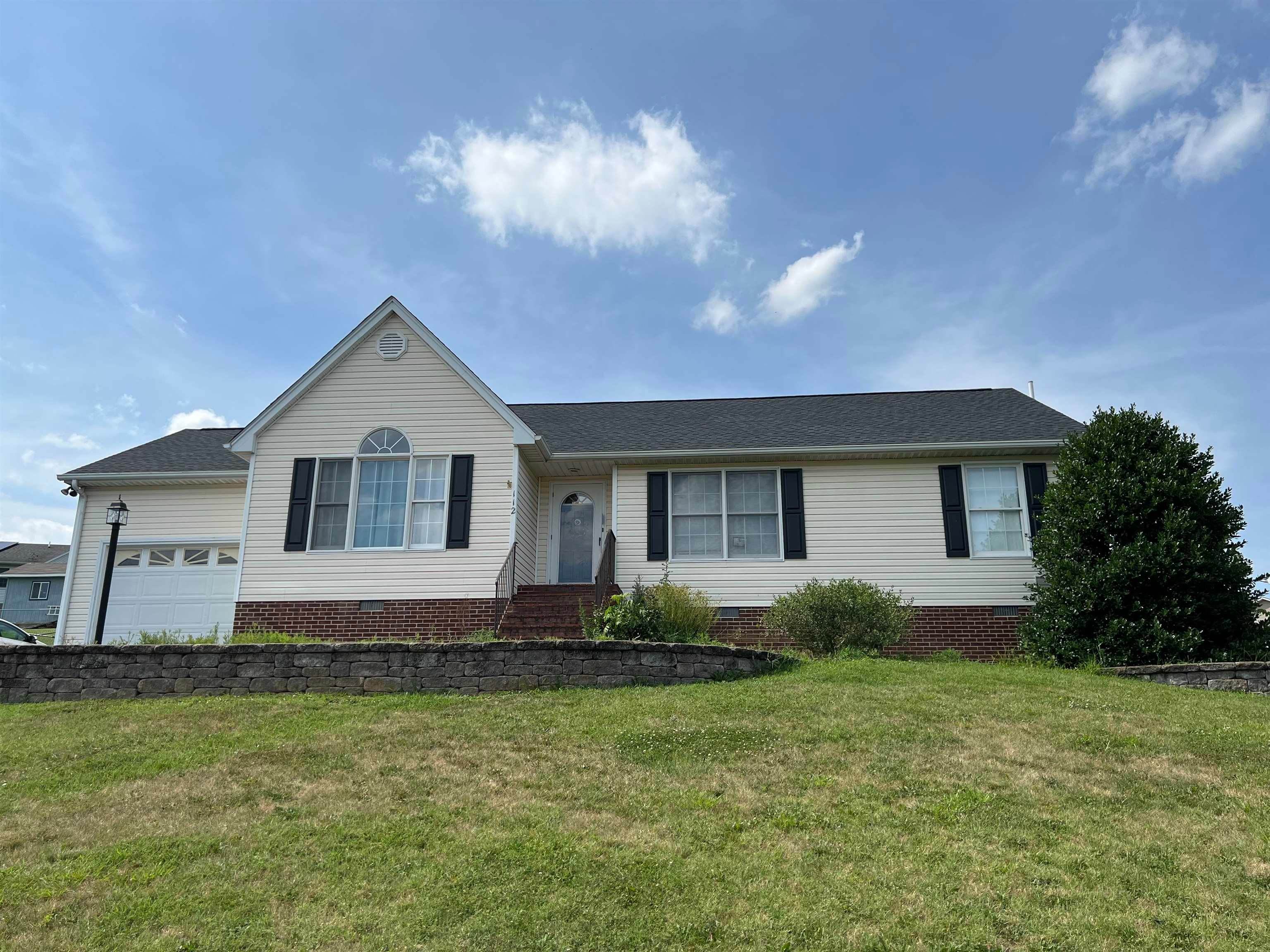 Single Family Homes 为 销售 在 112 GRANARY Road Verona, 弗吉尼亚州 24482 美国