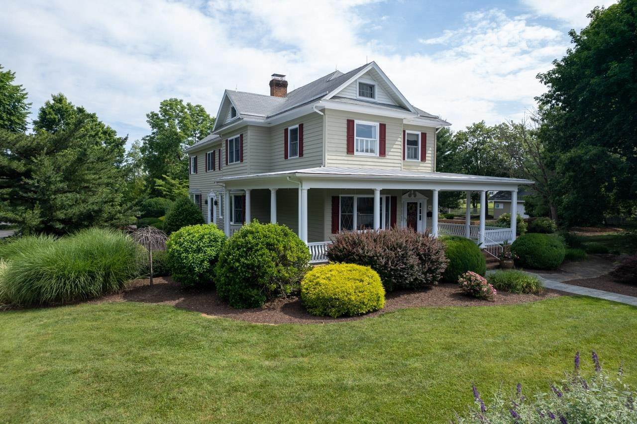 Single Family Homes 为 销售 在 403 ROCKINGHAM Street Elkton, 弗吉尼亚州 22827 美国