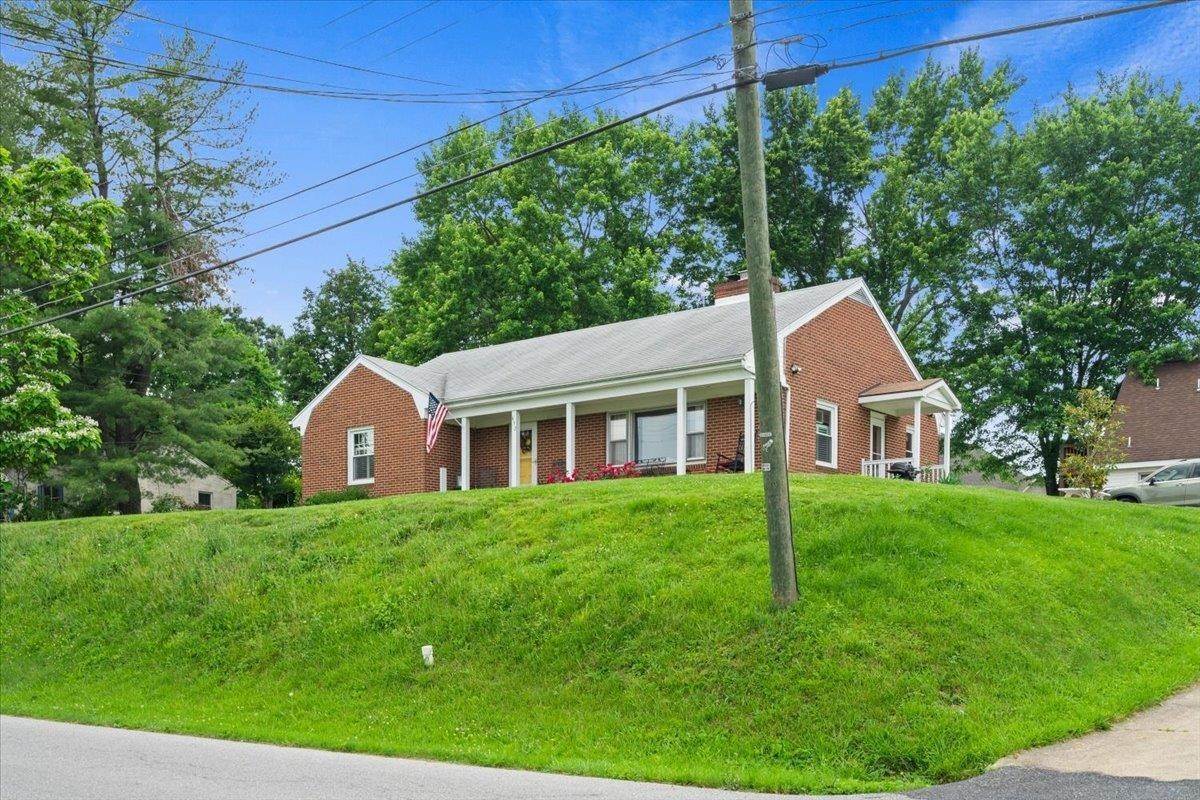 6. Single Family Homes for Sale at 632 ESSEX Drive Staunton, Virginia 24401 United States