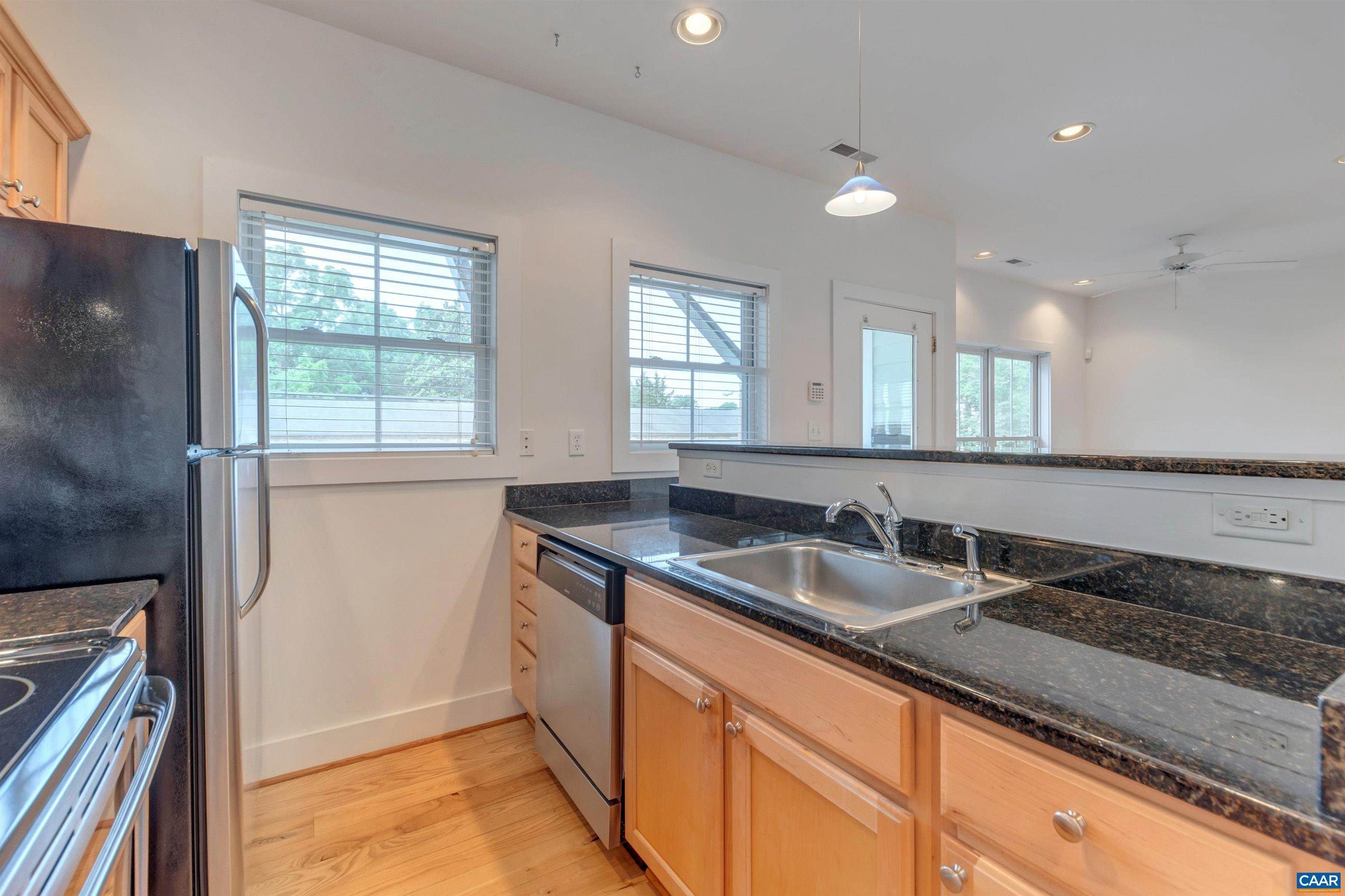 20. Condominiums for Sale at 206 5TH ST #D Charlottesville, Virginia 22903 United States