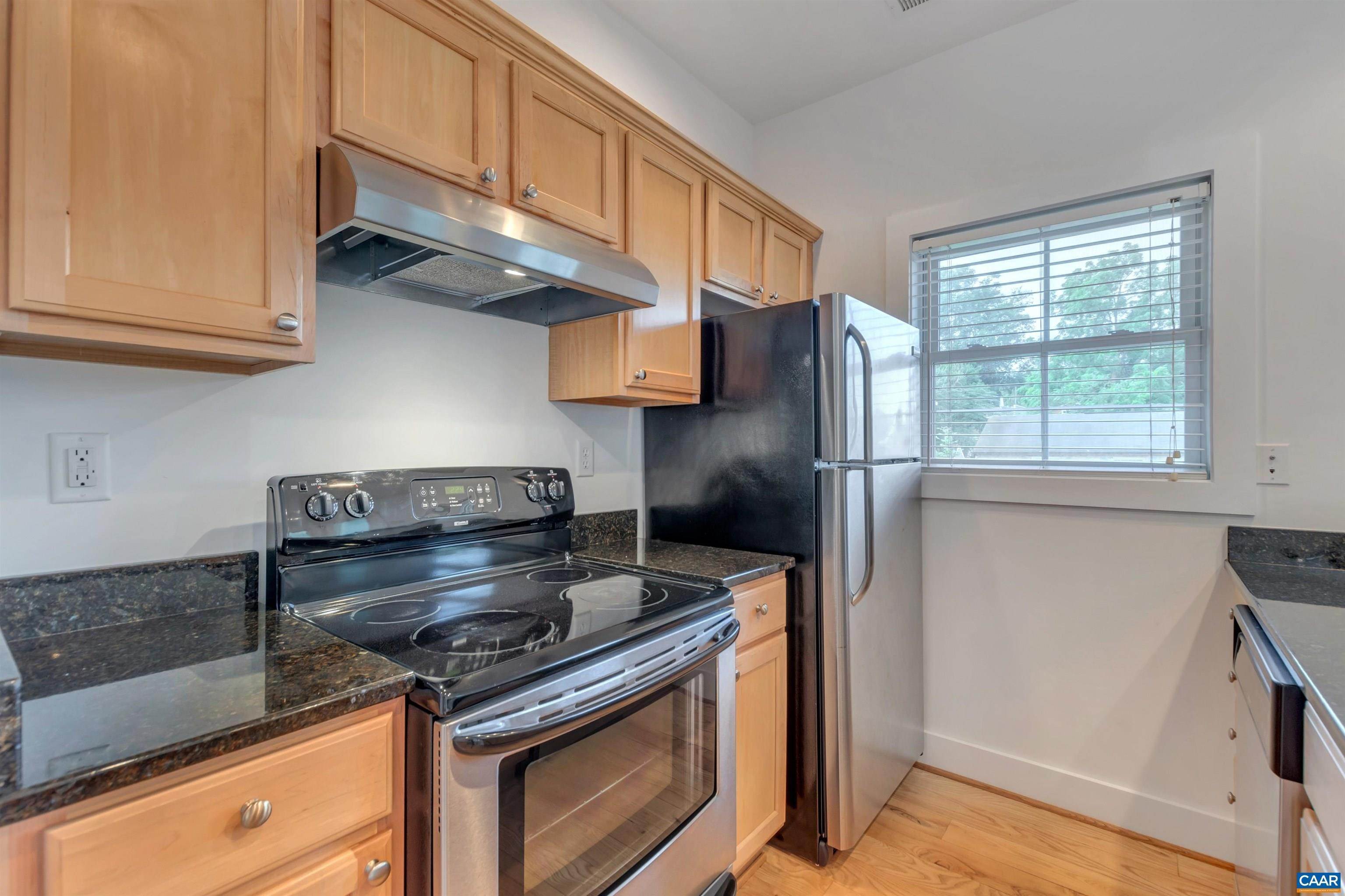 21. Condominiums for Sale at 206 5TH ST #D Charlottesville, Virginia 22903 United States