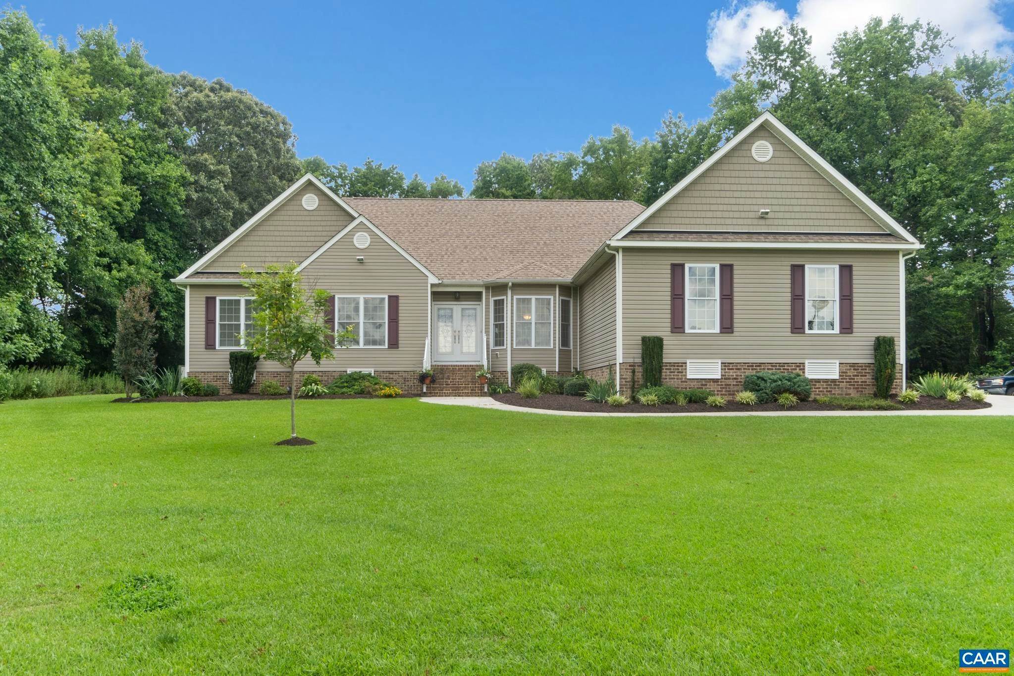 Single Family Homes por un Venta en 175 BLAND POINT Road Deltaville, Virginia 23043 Estados Unidos