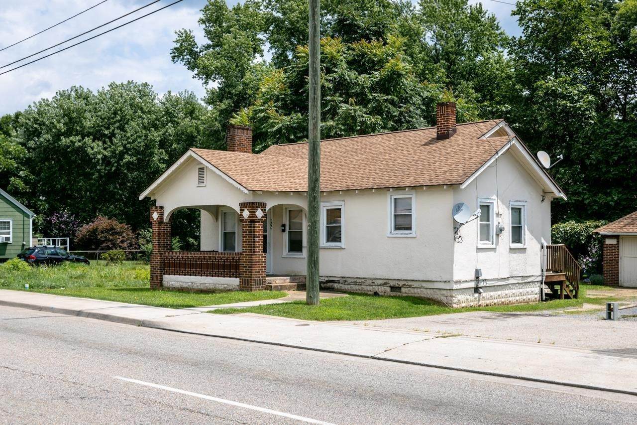 16. Single Family Homes for Sale at 160 DELPHINE Avenue Waynesboro, Virginia 22980 United States