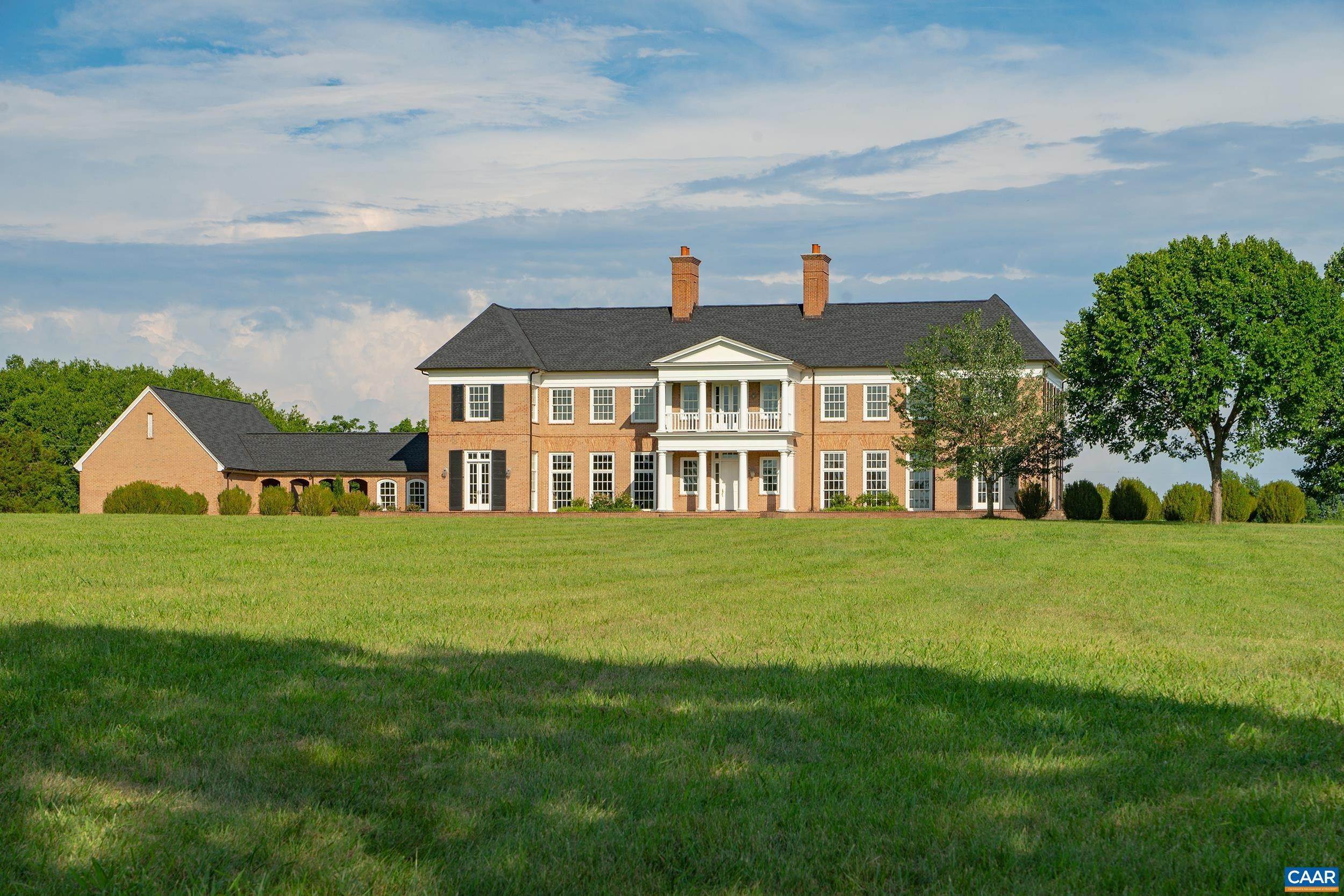 Single Family Homes pour l Vente à 247 JIM LANE Road Scottsville, Virginia 24590 États-Unis