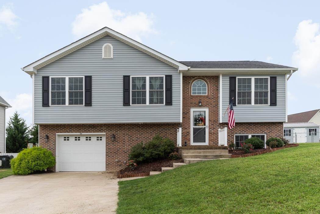 Single Family Homes 为 销售 在 24 LOFTY Circle Stuarts Draft, 弗吉尼亚州 24477 美国