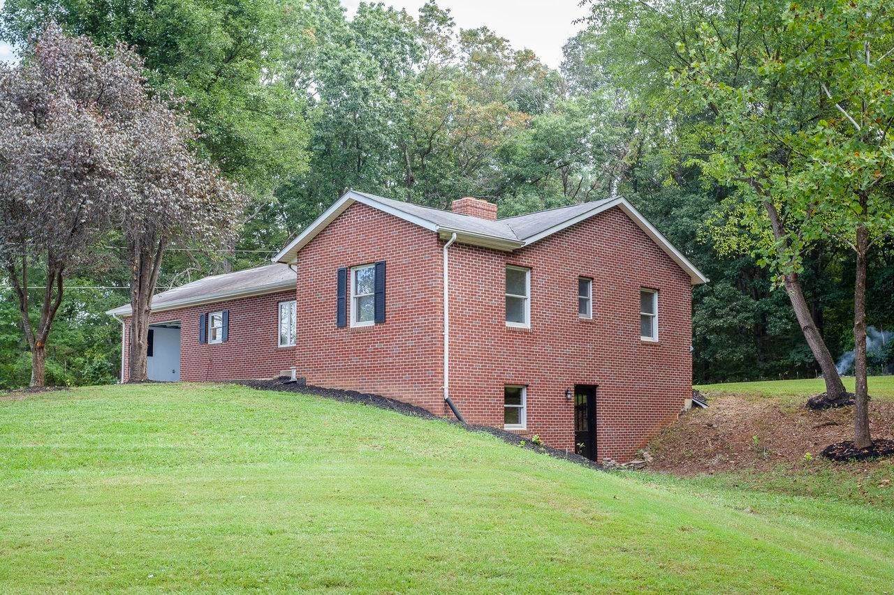 31. Single Family Homes for Sale at 1035 VAUGHN SUMMIT Road Luray, Virginia 22835 United States