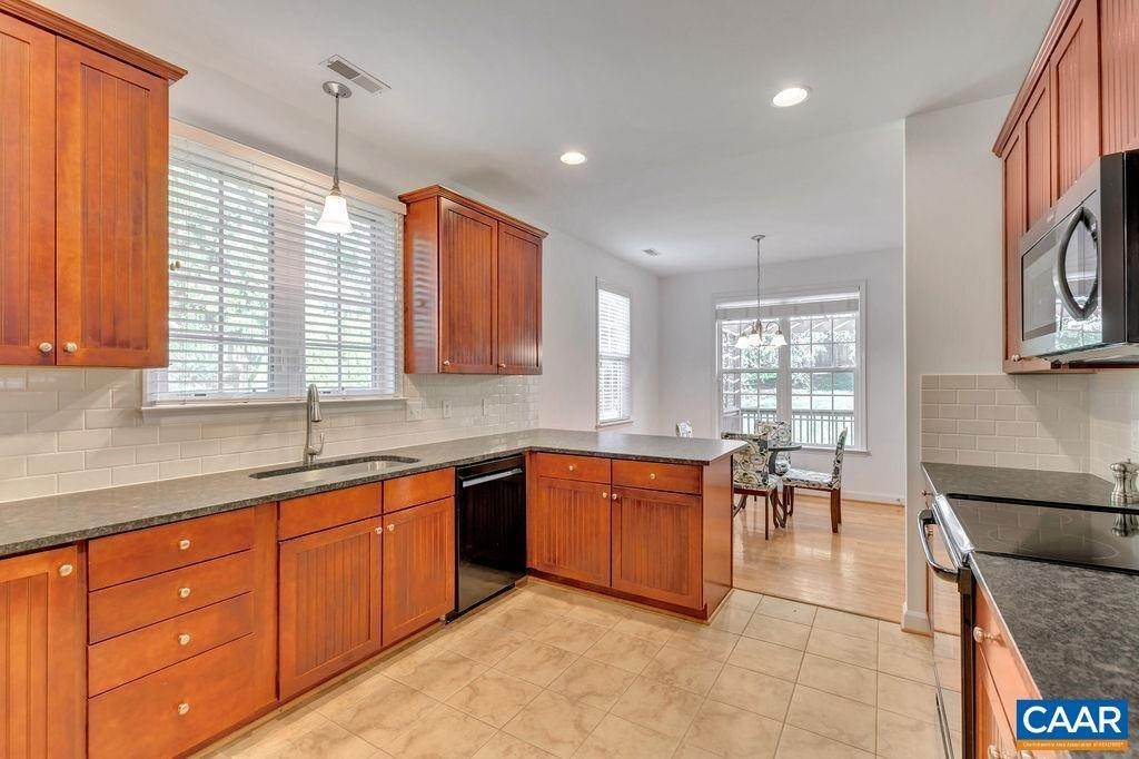13. Single Family Homes for Sale at 1245 AMBER RIDGE Road Charlottesville, Virginia 22901 United States