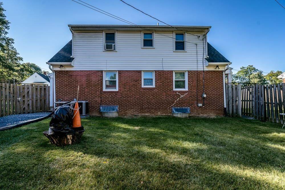 18. Single Family Homes for Sale at 370 EFFINGER Street Harrisonburg, Virginia 22802 United States