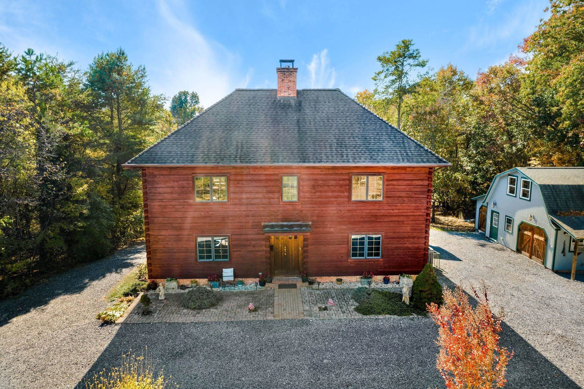 Single Family Homes 为 销售 在 318 CABIN HILL Lane Mount Jackson, 弗吉尼亚州 22842 美国