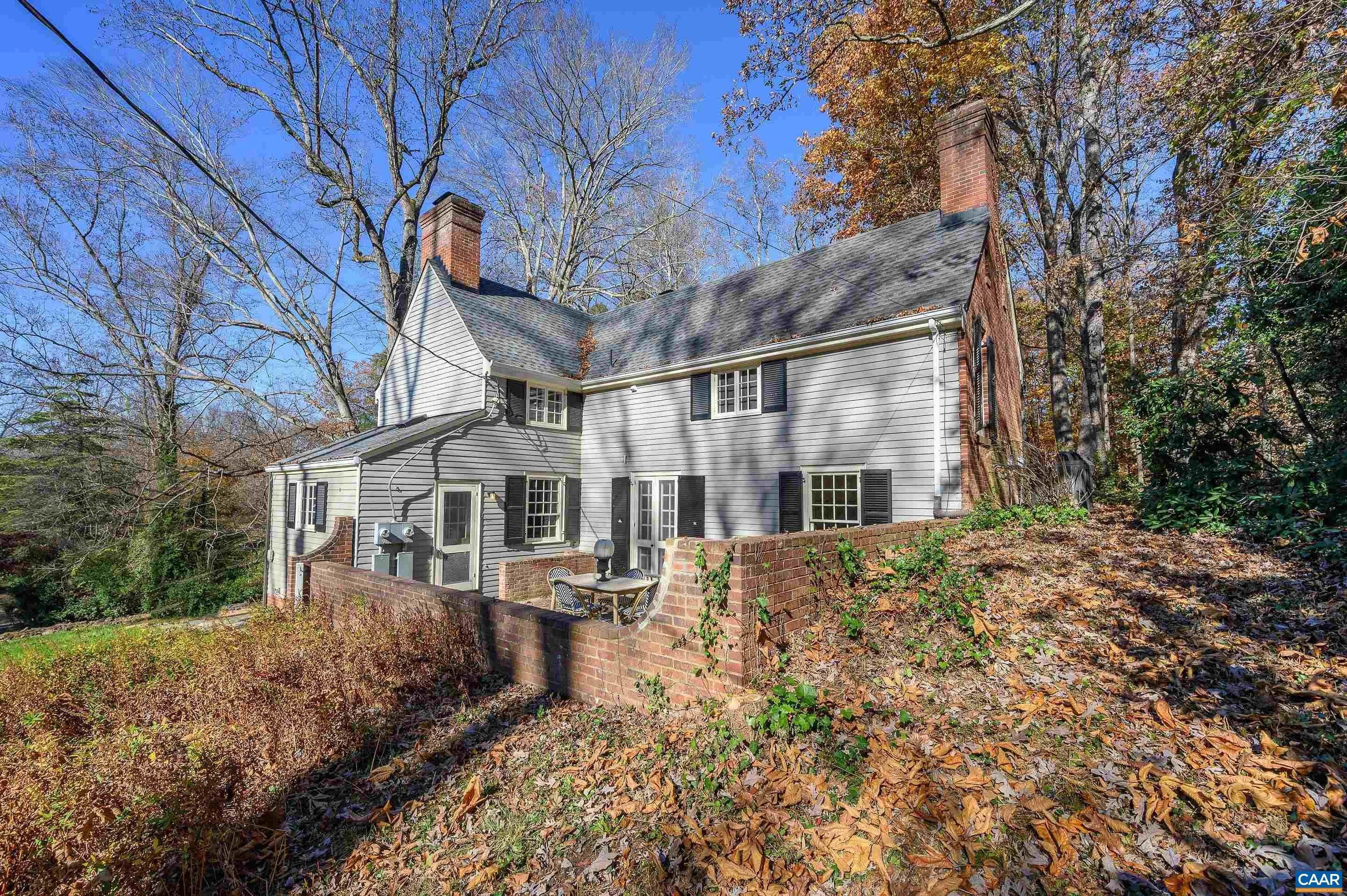 Single Family Homes 为 销售 在 1923 MEADOWBROOK Road 夏洛茨维尔, 弗吉尼亚州 22903 美国