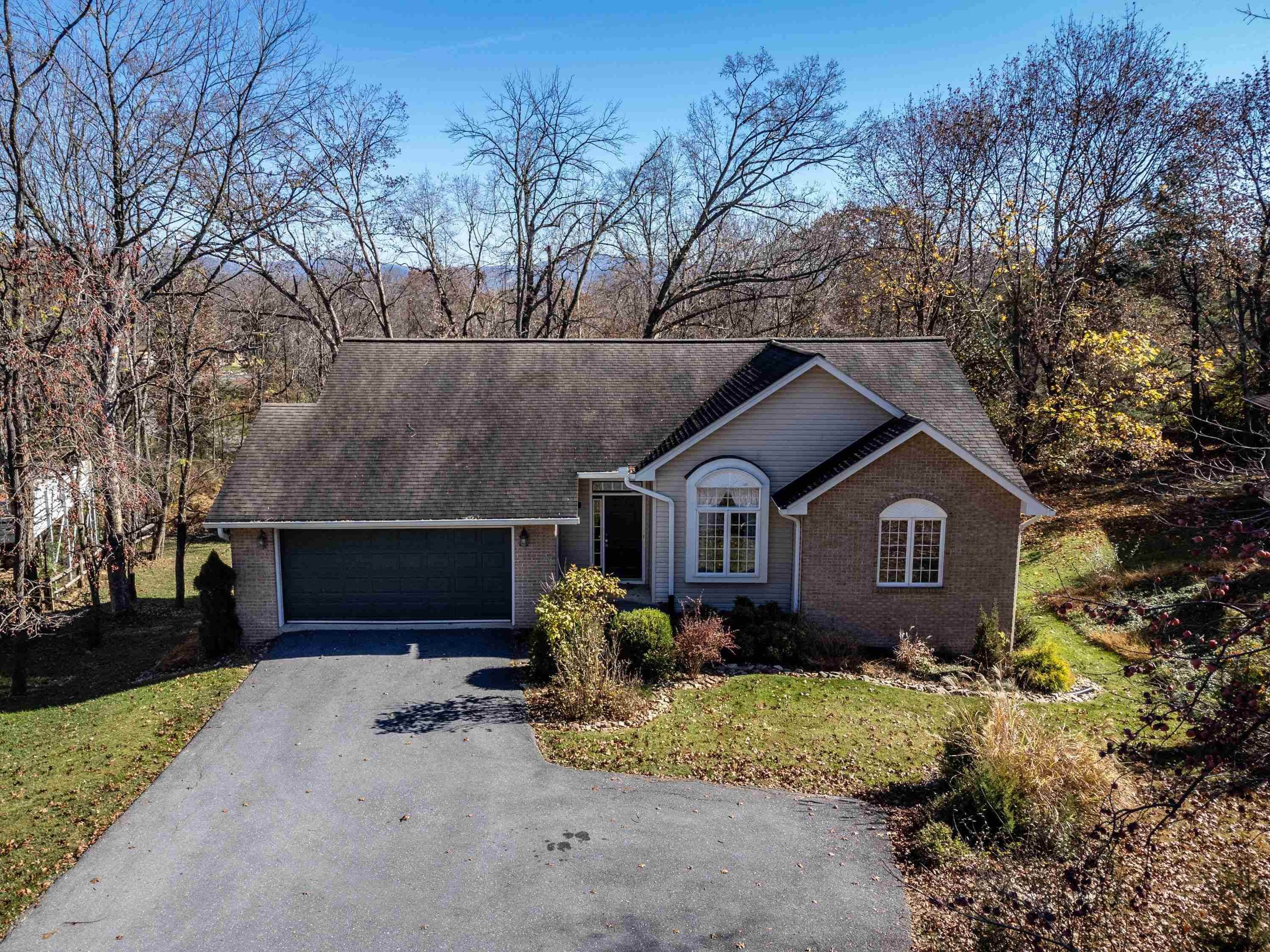 Single Family Homes 为 销售 在 208 BOBCAT Lane McGaheysville, 弗吉尼亚州 22840 美国