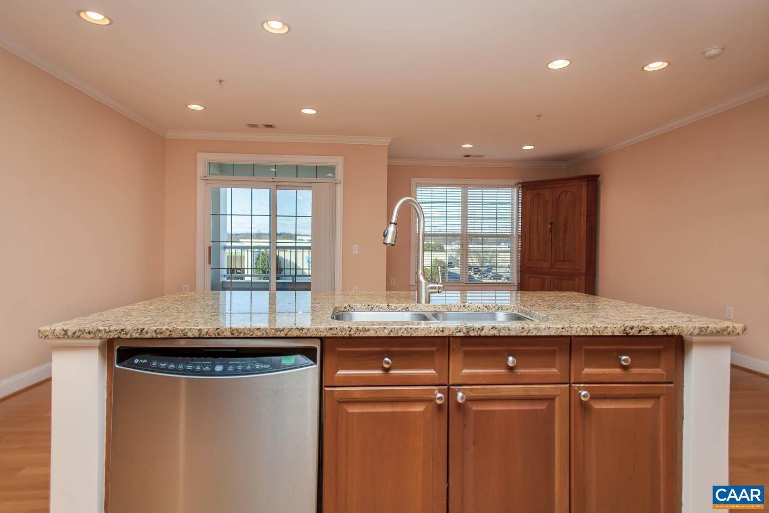 11. Condominiums for Sale at 1051 GLENWOOD STATION LN #304 Charlottesville, Virginia 22901 United States