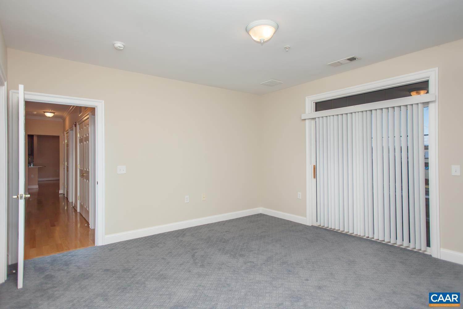 21. Condominiums for Sale at 1051 GLENWOOD STATION LN #304 Charlottesville, Virginia 22901 United States