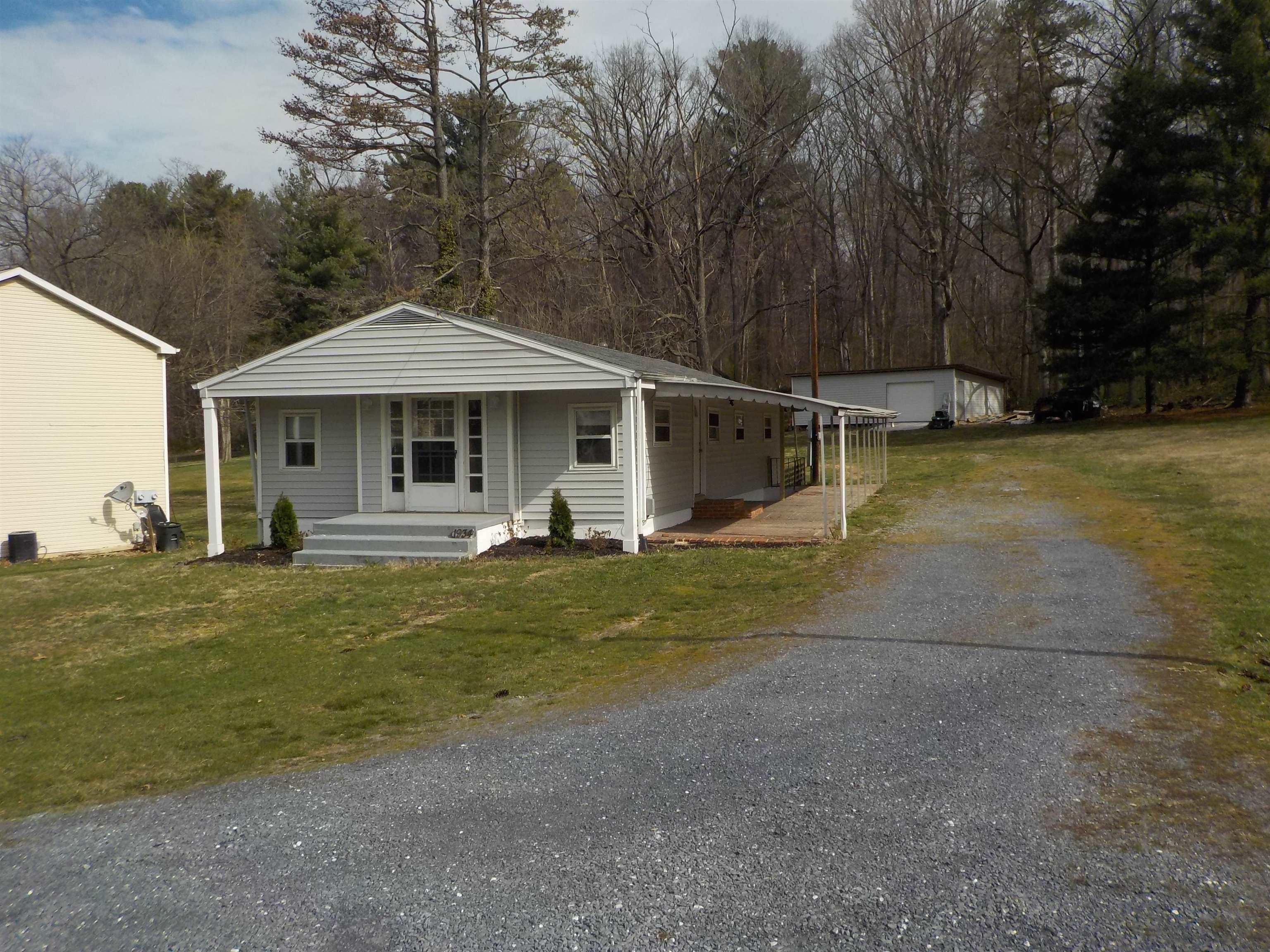Single Family Homes 为 销售 在 1934 MT CRAWFORD Avenue Bridgewater, 弗吉尼亚州 22812 美国