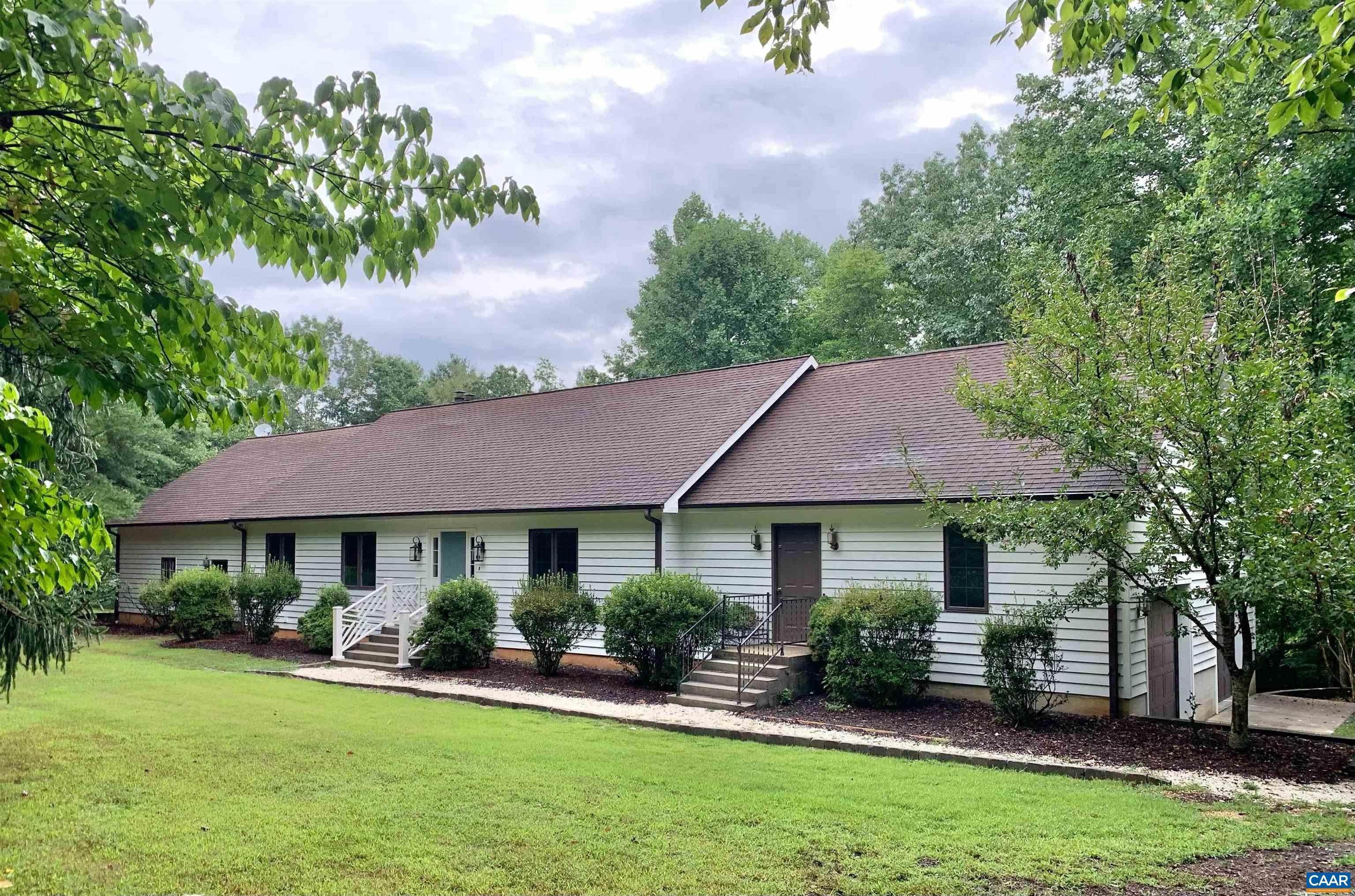 Single Family Homes 为 销售 在 843 MARSHALL Road Troy, 弗吉尼亚州 22974 美国
