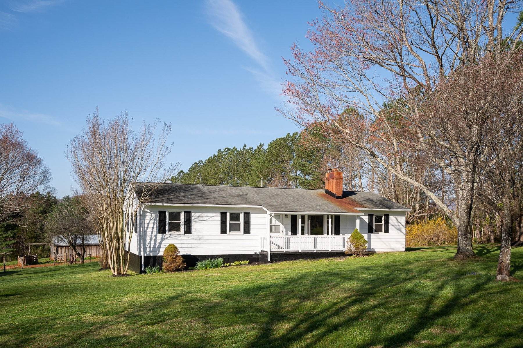10. Single Family Homes for Sale at Slate Mills Road Cottage 3500 Slate Mills Road Sperryville, Virginia 22740 United States