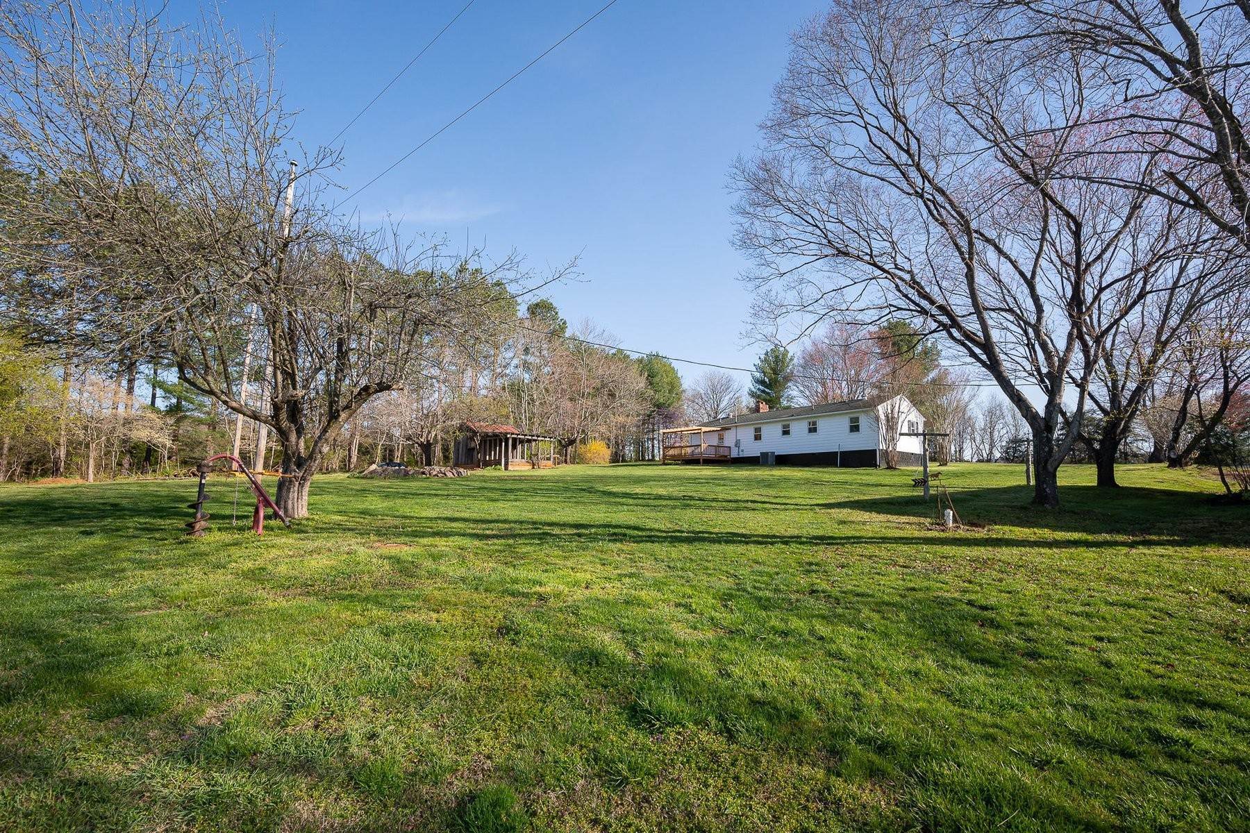 9. Single Family Homes for Sale at Slate Mills Road Cottage 3500 Slate Mills Road Sperryville, Virginia 22740 United States