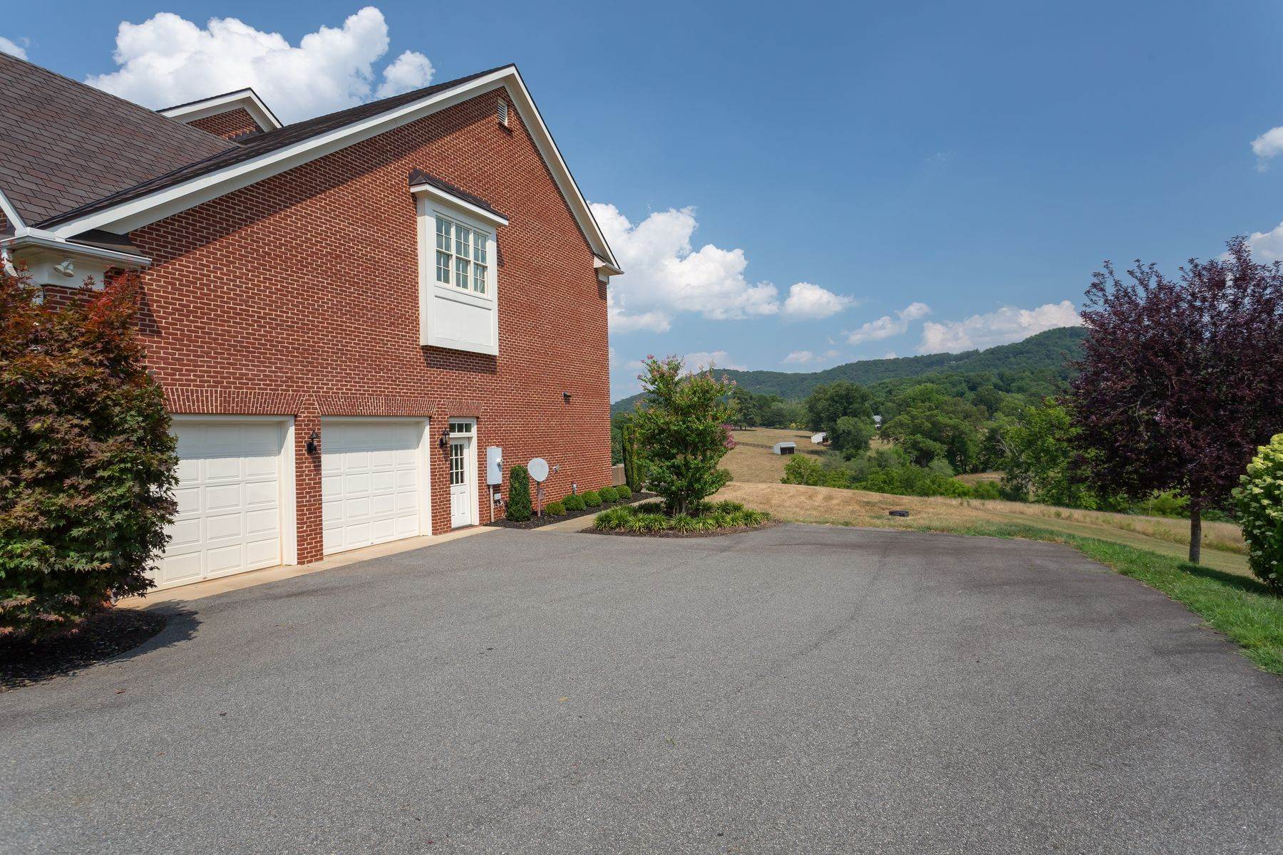 49. Single Family Homes for Sale at 585 Ragged Mountain Drive Charlottesville, Virginia 22903 United States
